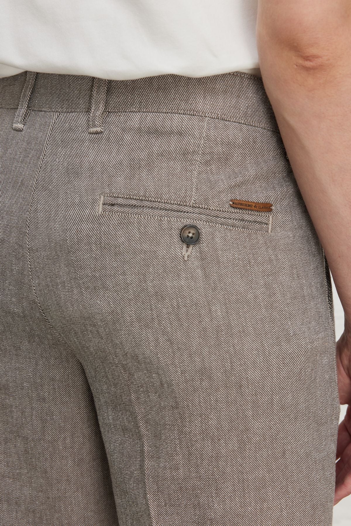 Men's brown slim fit narrow cutting side pocket diagonal patterned cotton shorts