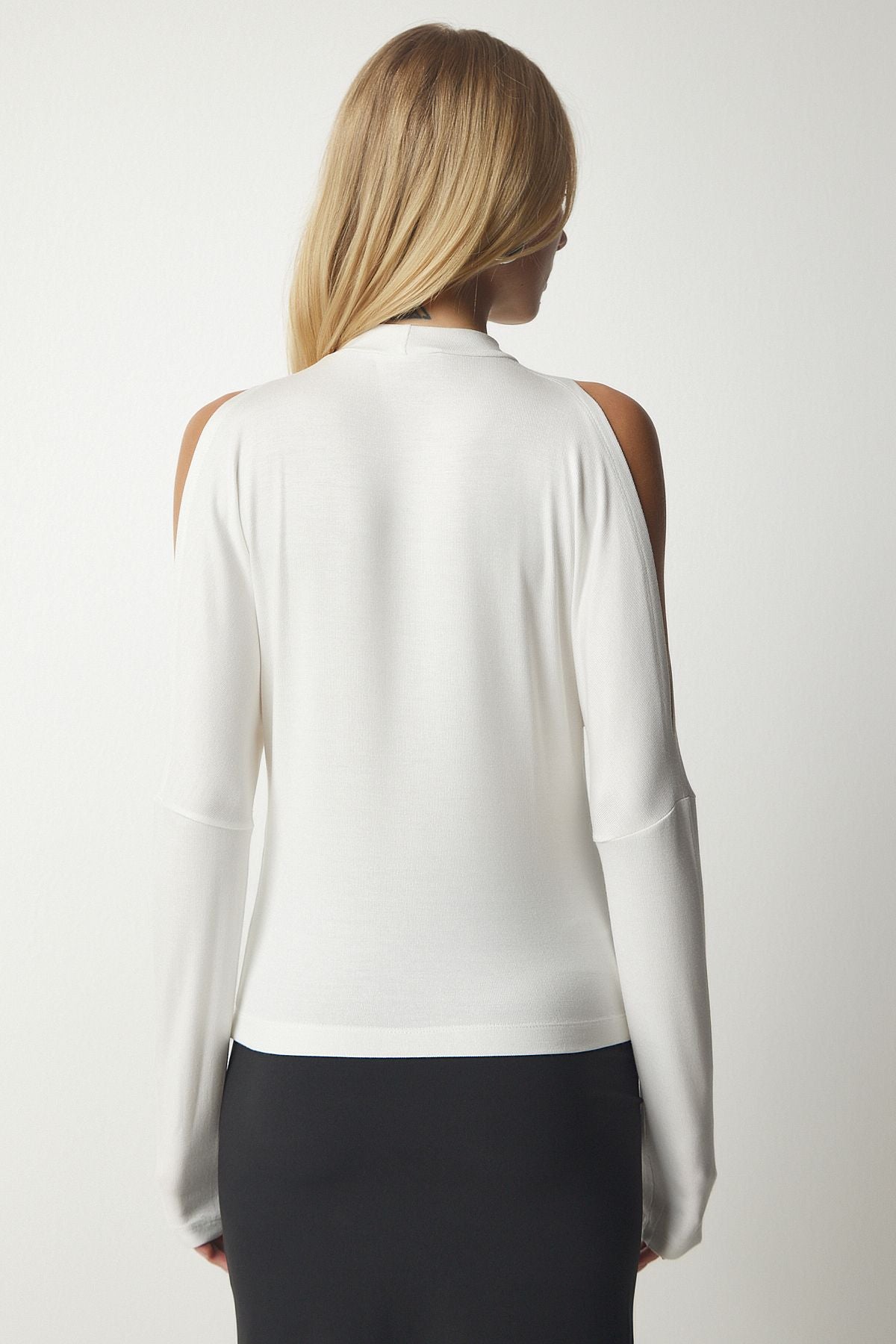 Woman Ecru steep collar shoulder -cut knitwear blouse UB00152