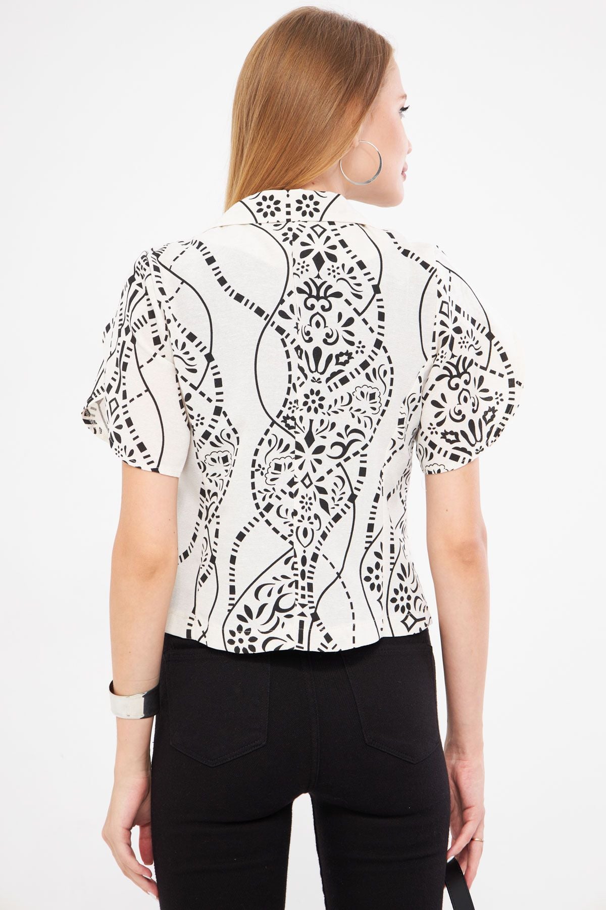 Women's black-and-white linen-looking patterned handle slit Crop Short Sleeve Jacket ARM-24Y001095