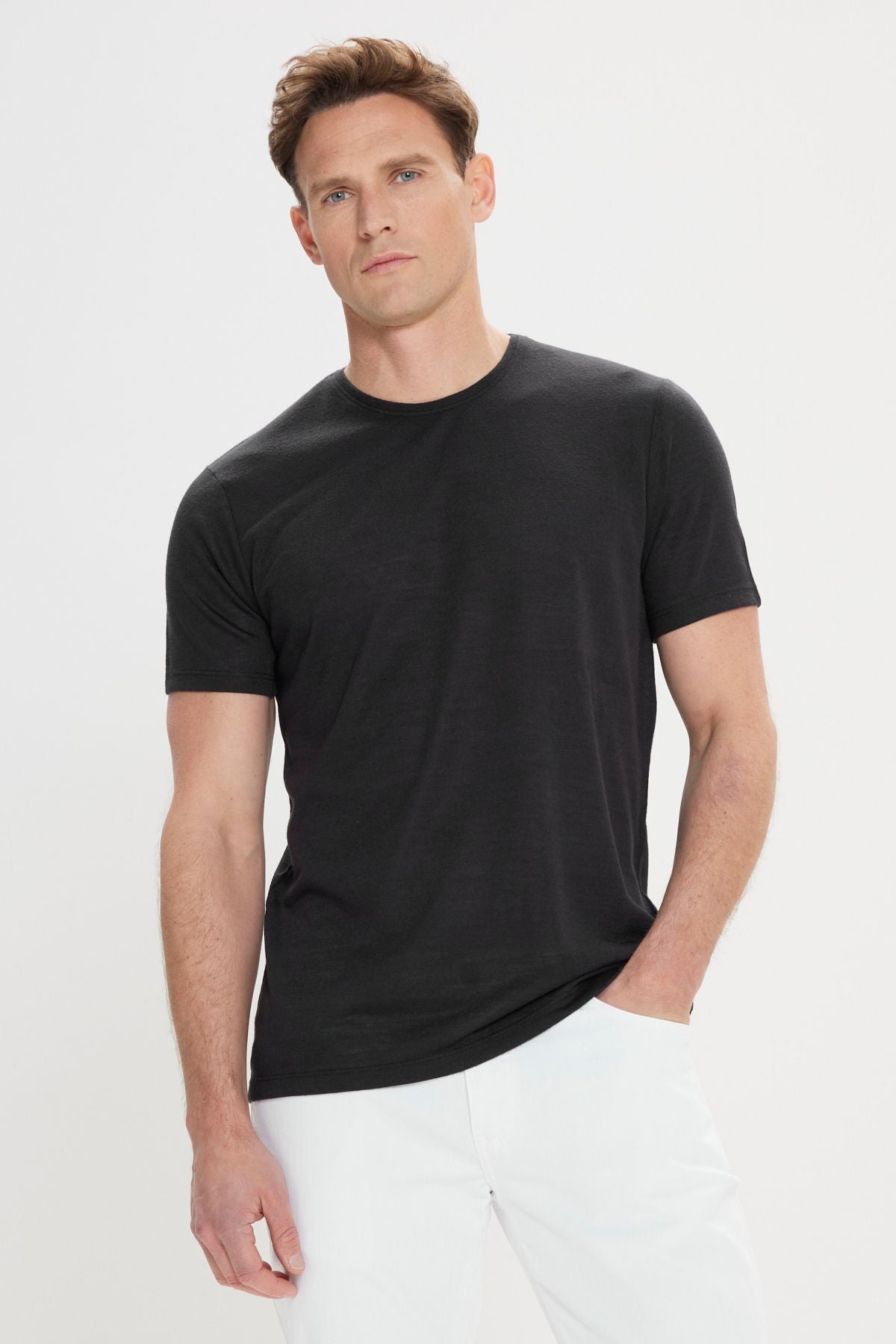 Men's black slim fit narrow -cut linen -looking bike collar t -shirt