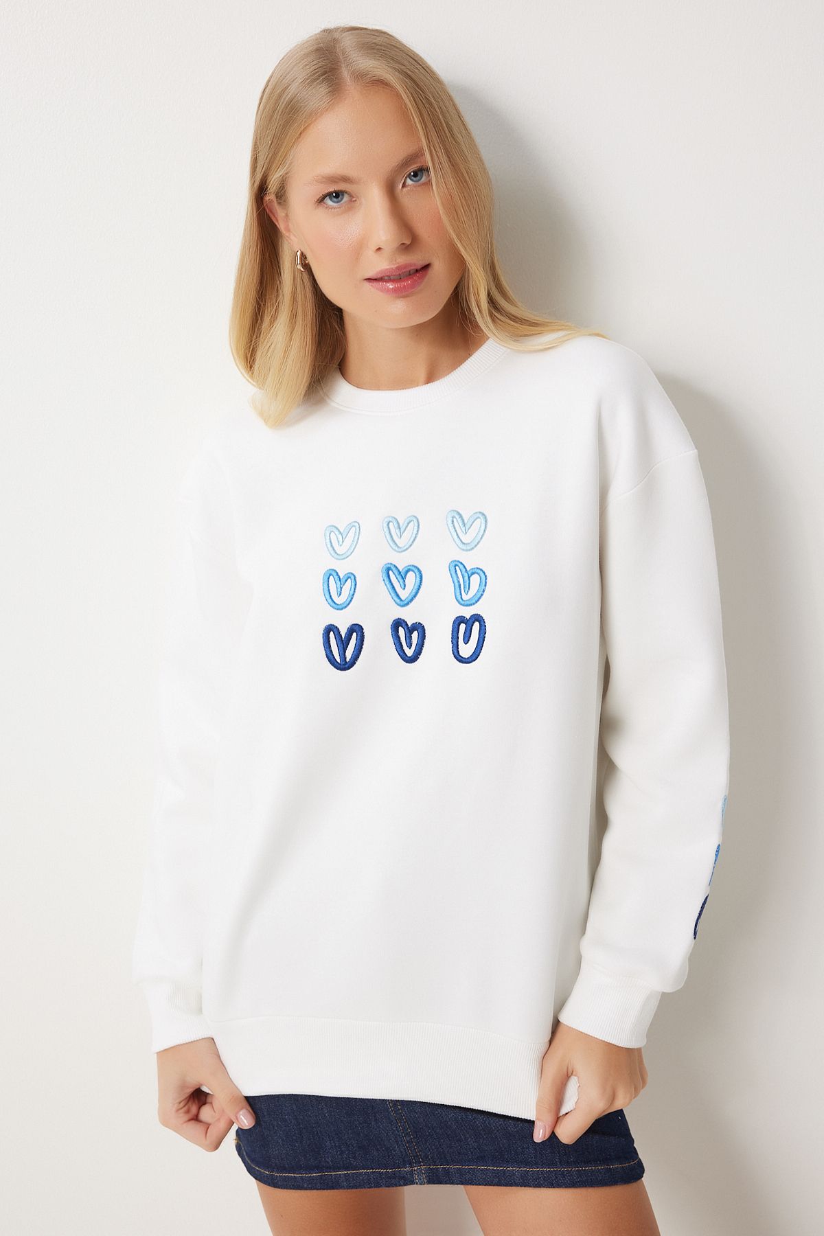 Woman White Heart Embroidery Sweatshirt OW00004