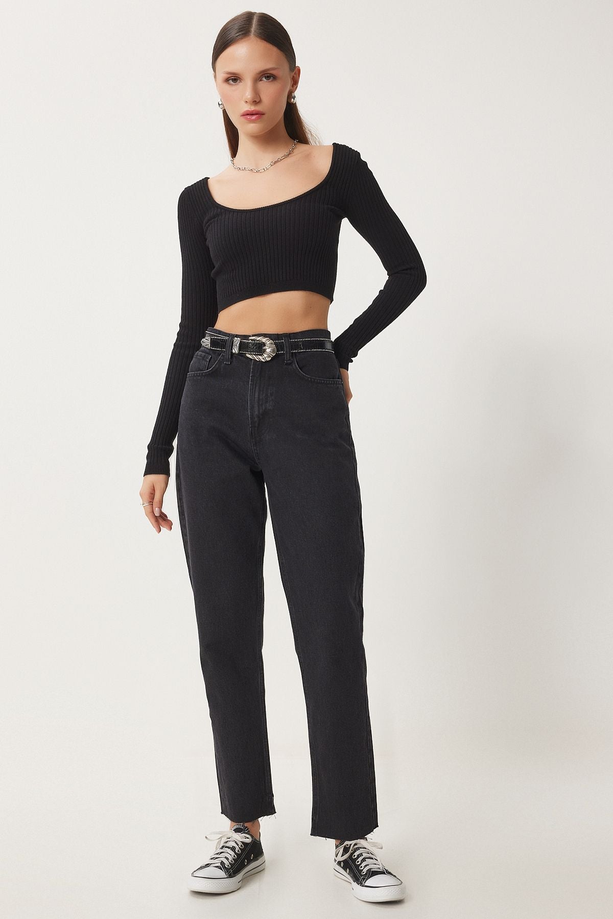 Female black middle waist straight jeans ut00024