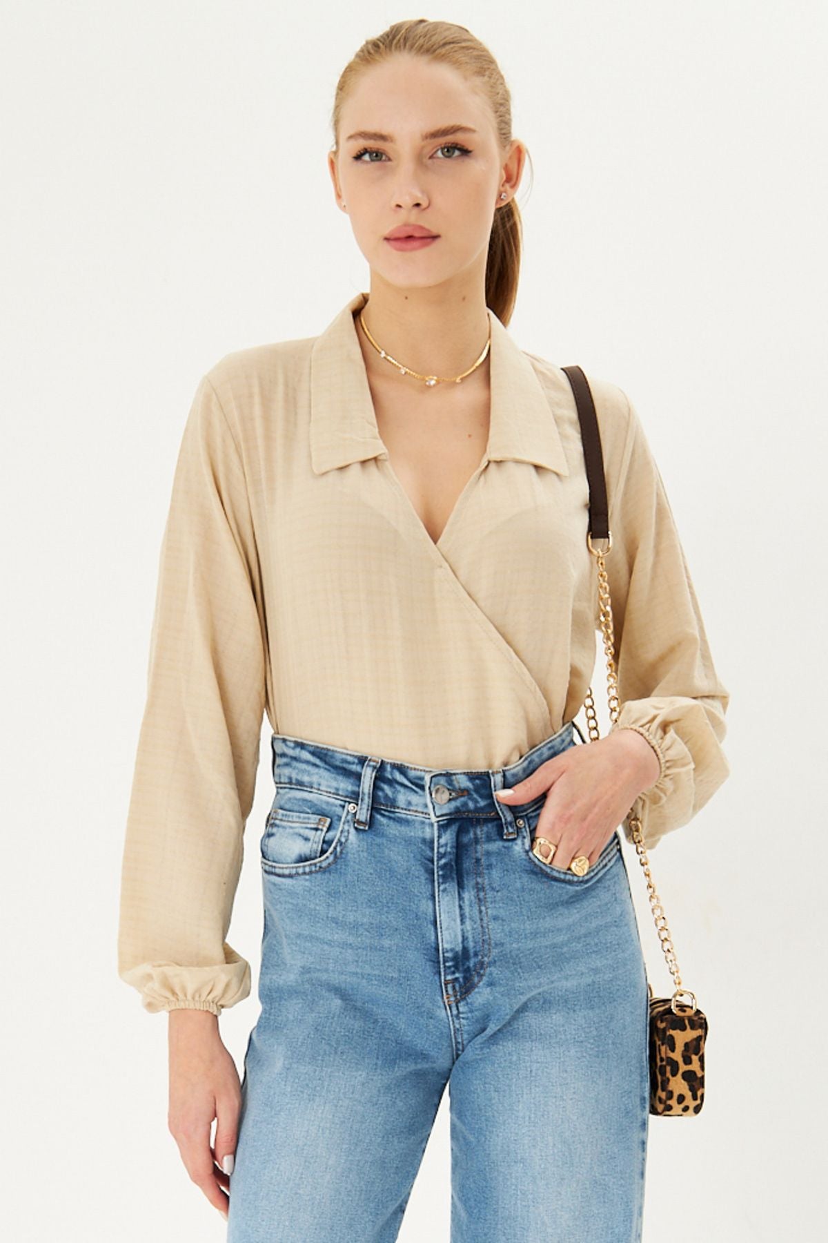 Female beige arm and waist tire-collar cruiser blouse ARM-25K001041