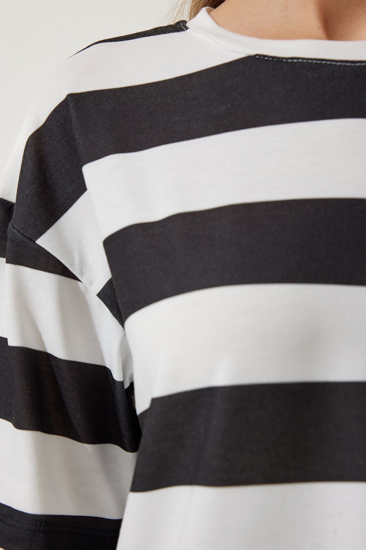 Woman White Black Bicycle Collar Striped Crop Knitting T-shirt HF00452