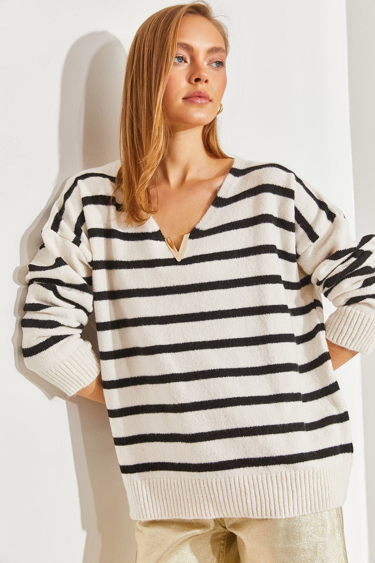 Female V Accessory striped knitwear sweater