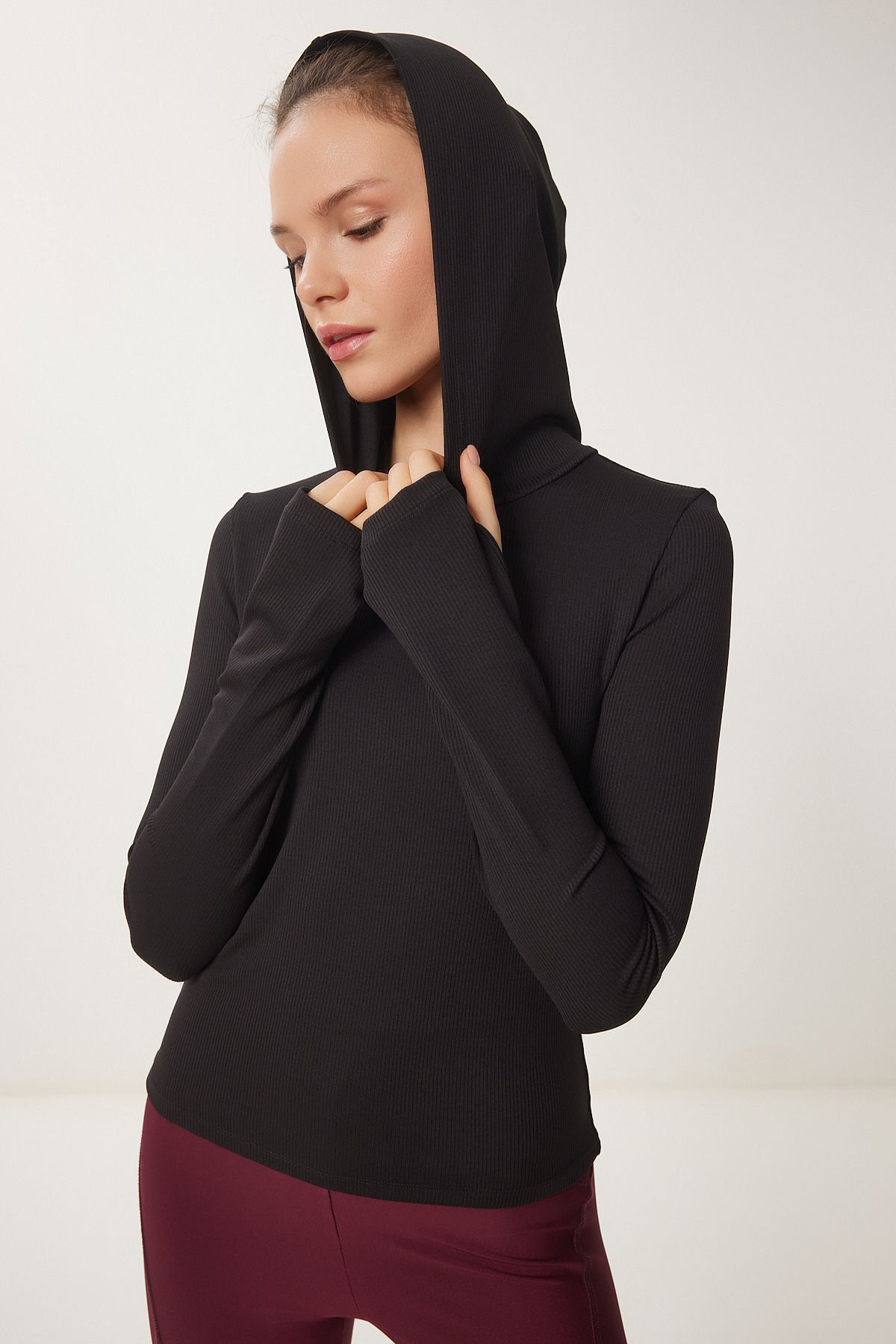 Kadın Siyah Parmak Ve Sırt Cut Out Detaylı Kapüşonlu Sweatshirt VX00004