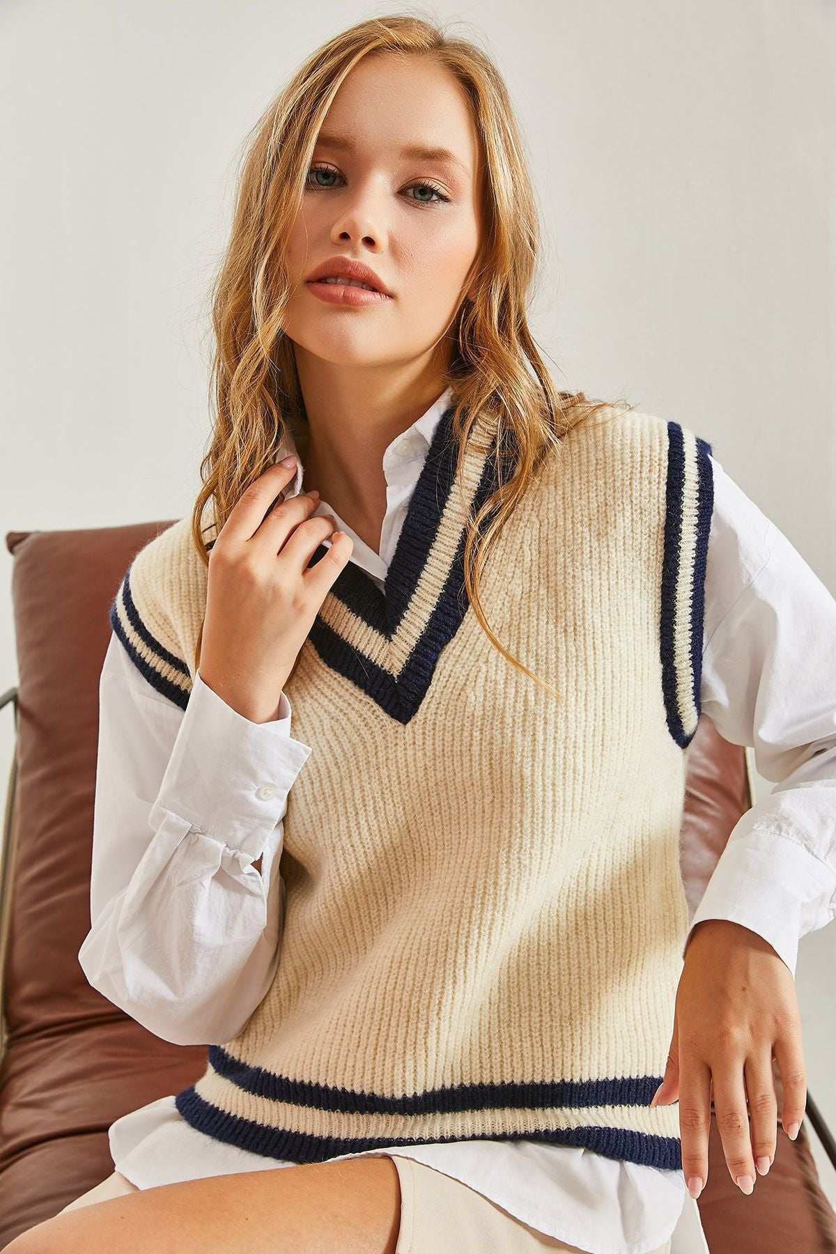 Woman V -neck knitwear sweater