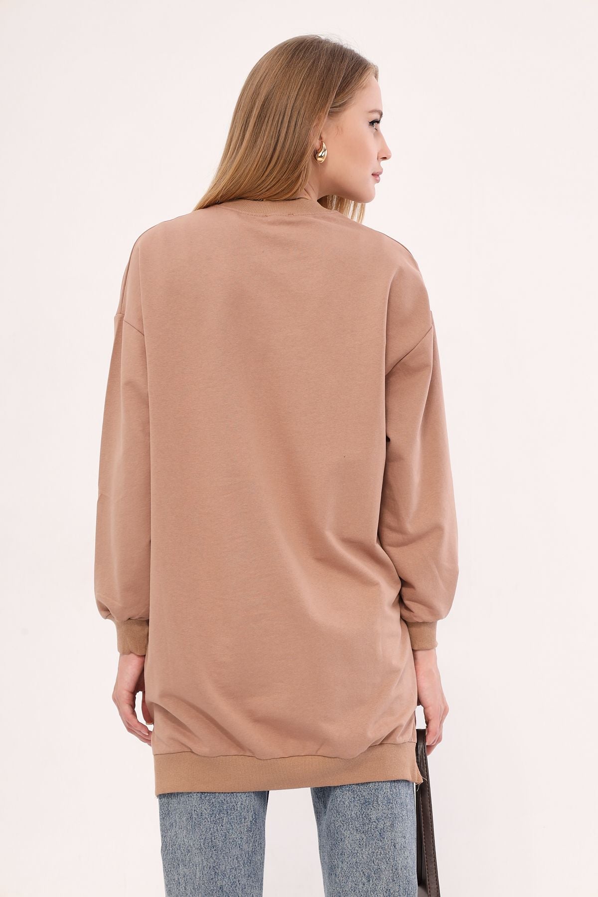 Female mink bike in front of the collar written Tunic Sweatshirt ARM-25K001029