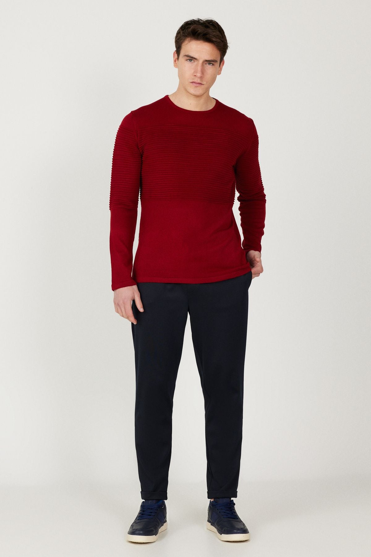 Men's red anti-pilling featured standard fit bicycle collar textured knitwear sweater