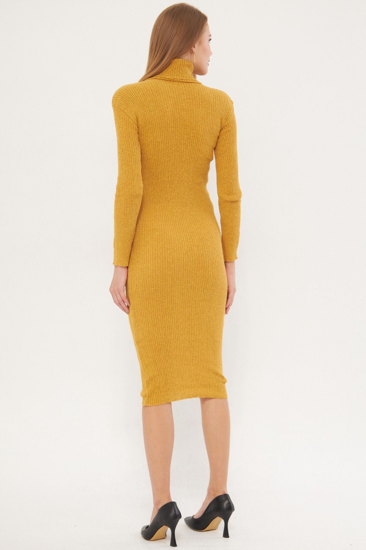 Woman mustard turtleneck sitting in the body of the cashcorse dress ARM-25K069001