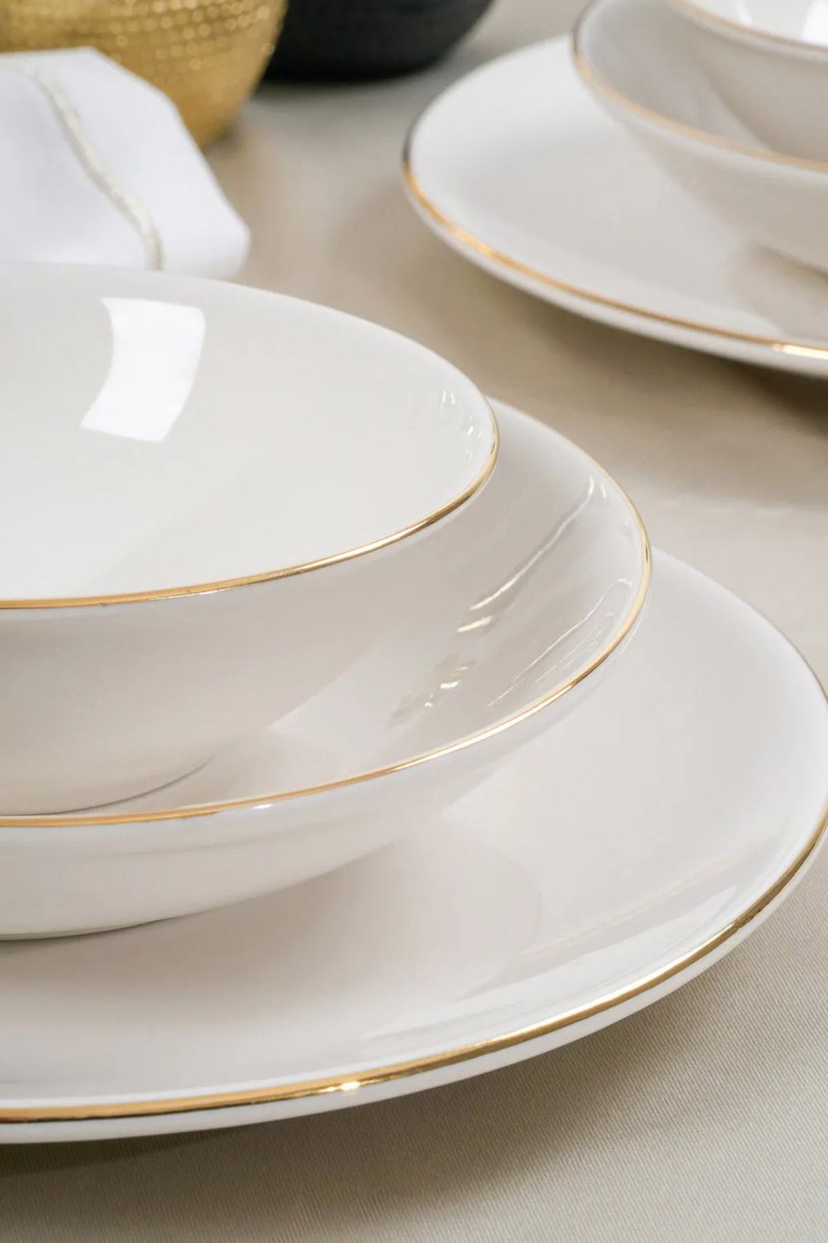 Dream Gold Gilding 18 Piece 6 Perons Porcelain Dinner Set Broken White