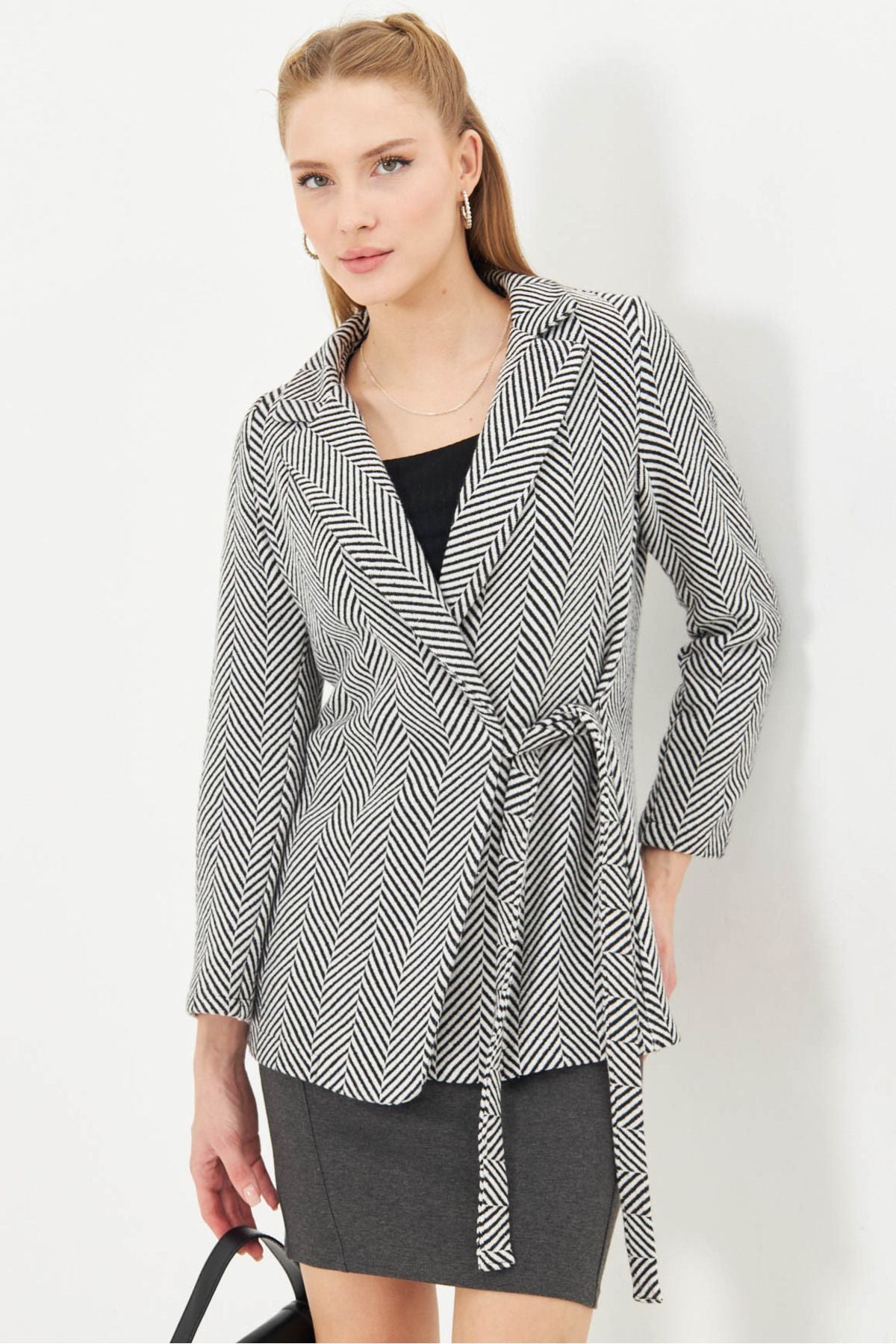 WOMEN WHITE SIDE FISH RIGHT PATTERN STAFET JACKET ARM-25K001074