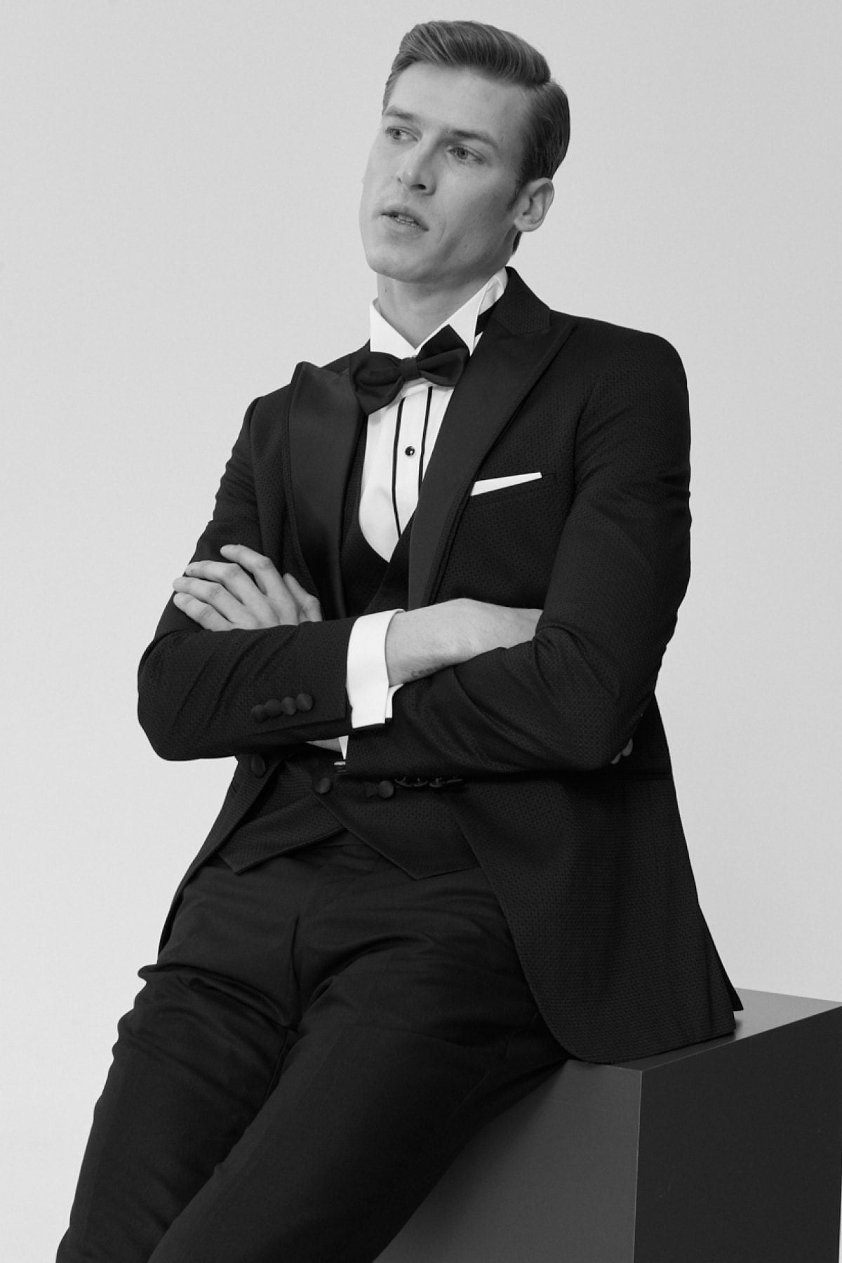 Men's slim fit narrow -cut vest with tuxedo grooming