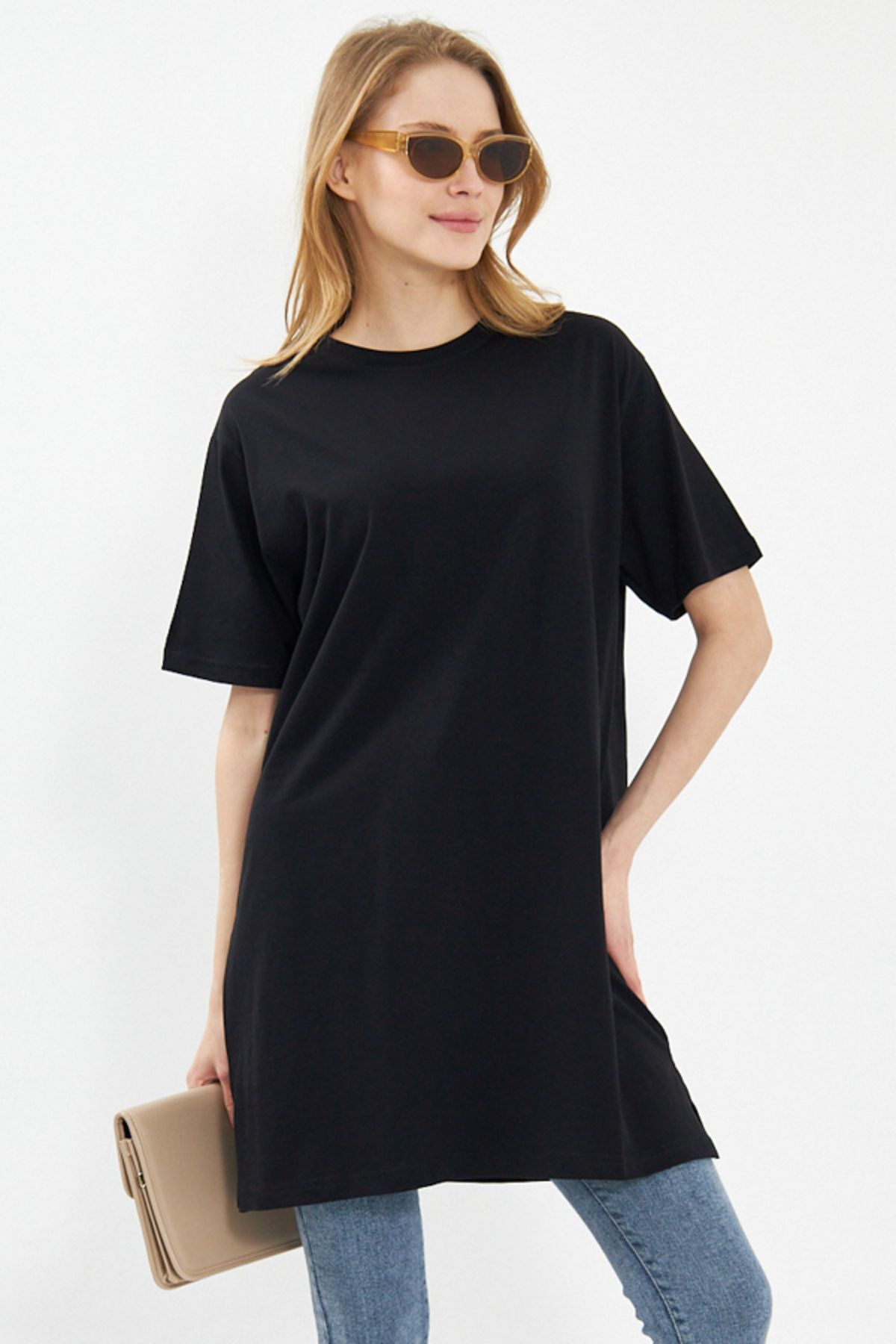 Women's black sides of the slit over the long t-shirt ARM-24Y024005