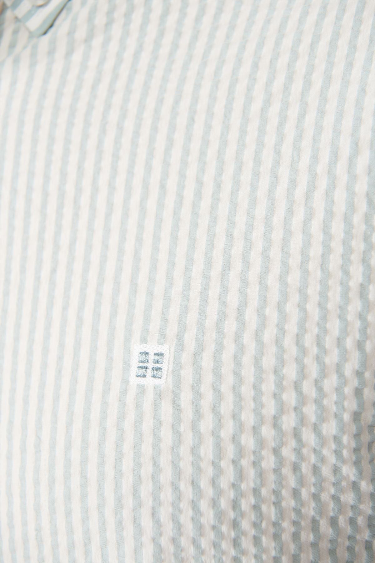 Easy ironing shirt with a lighter blue button collar waffle pocket A41y2082