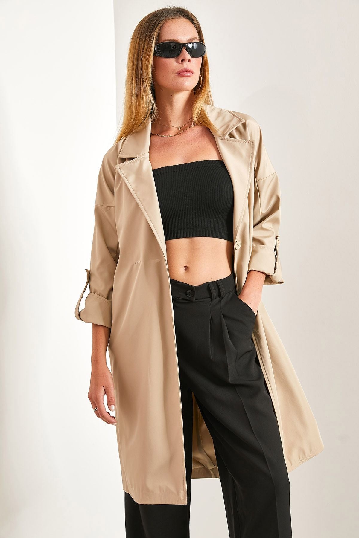 Women's arm folded belt trench coat