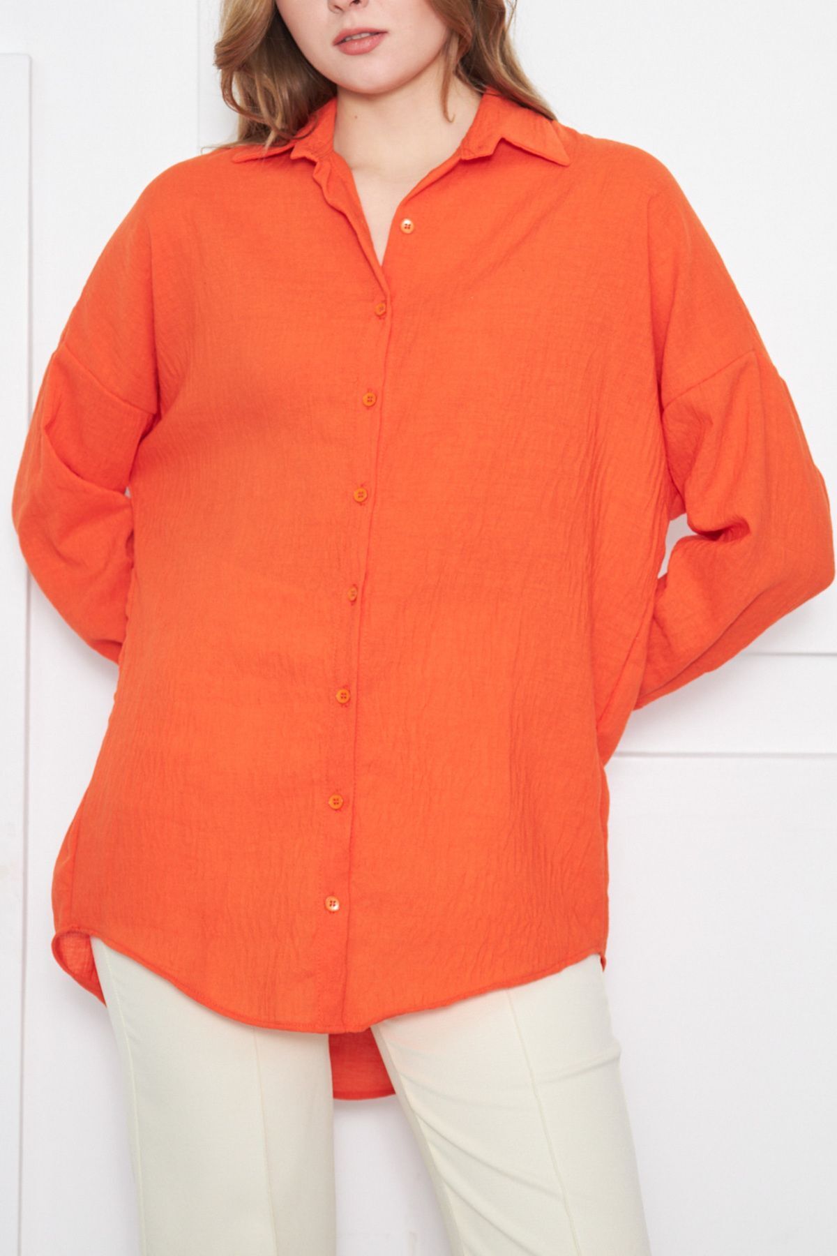 Woman Oranj Oversize textured linen-looking large cuff shirt ARM-24K001001