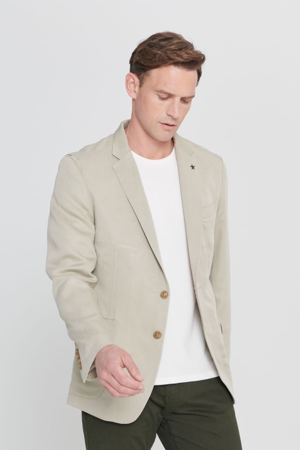 Men's beige slim fit narrow cut linen mono collar pattern blazer jacket