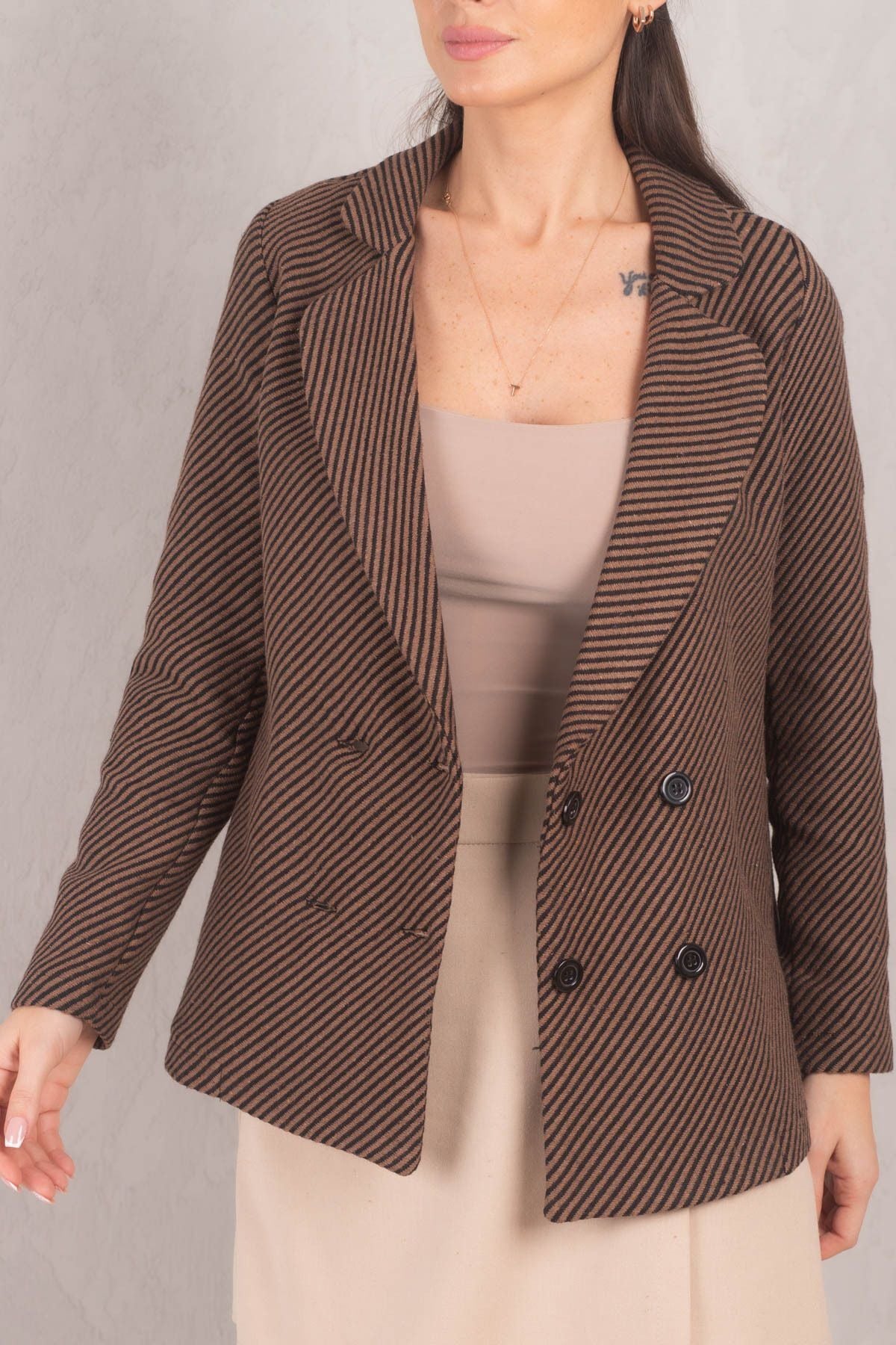 Four button with light coffee line pattern with light brown patene