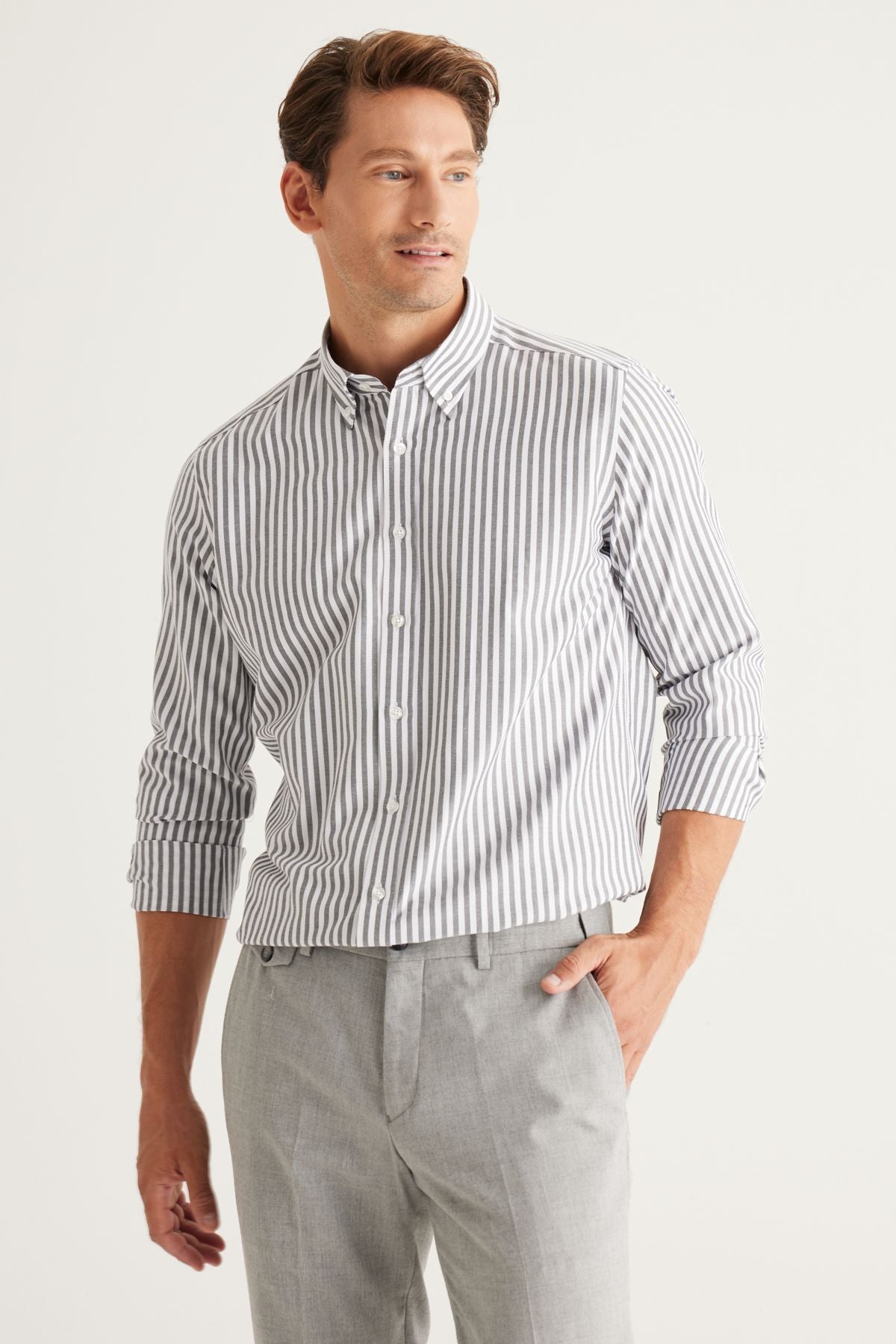 Men's black-and-white slim fit narrow cut buttoned collar cotton striped shirt