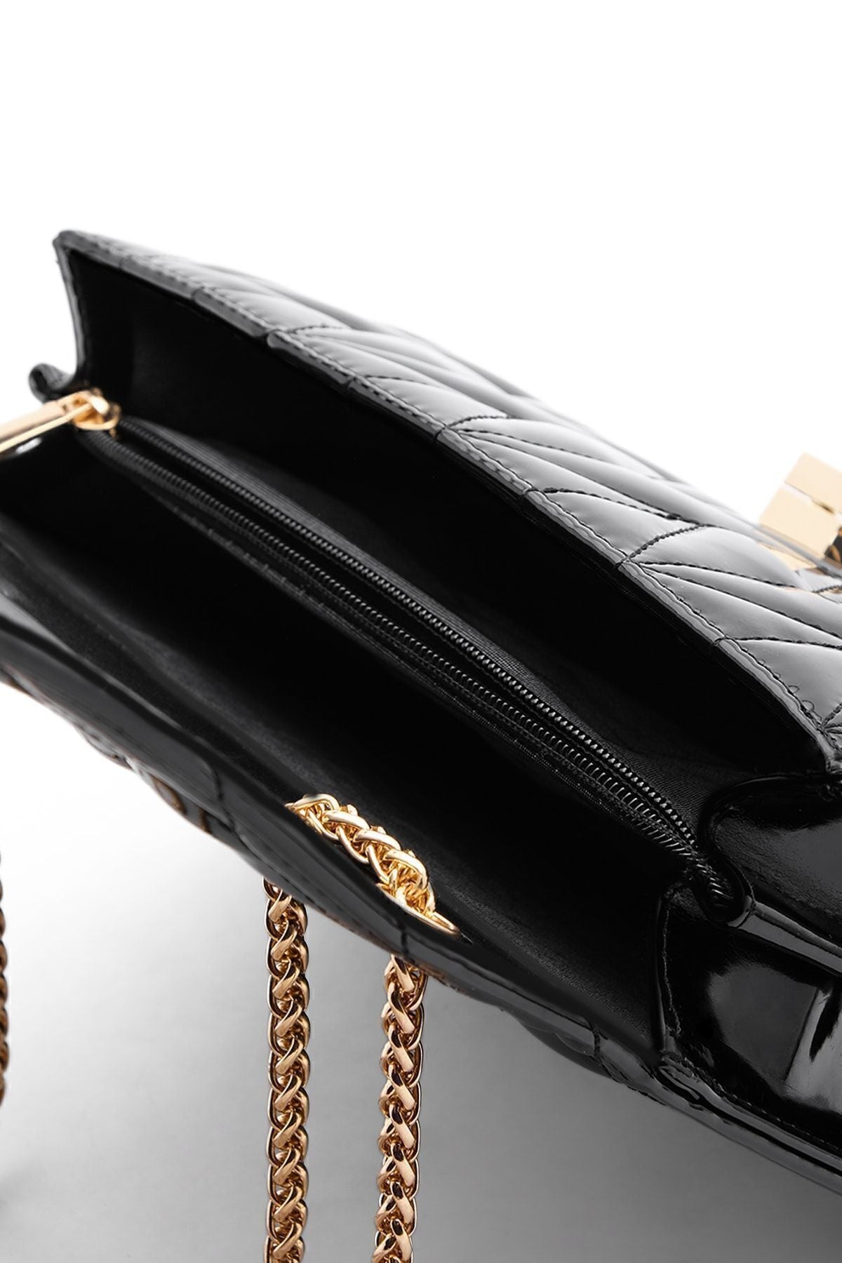 Woman gold -colored chain shoulder bag Delbin black patent leather