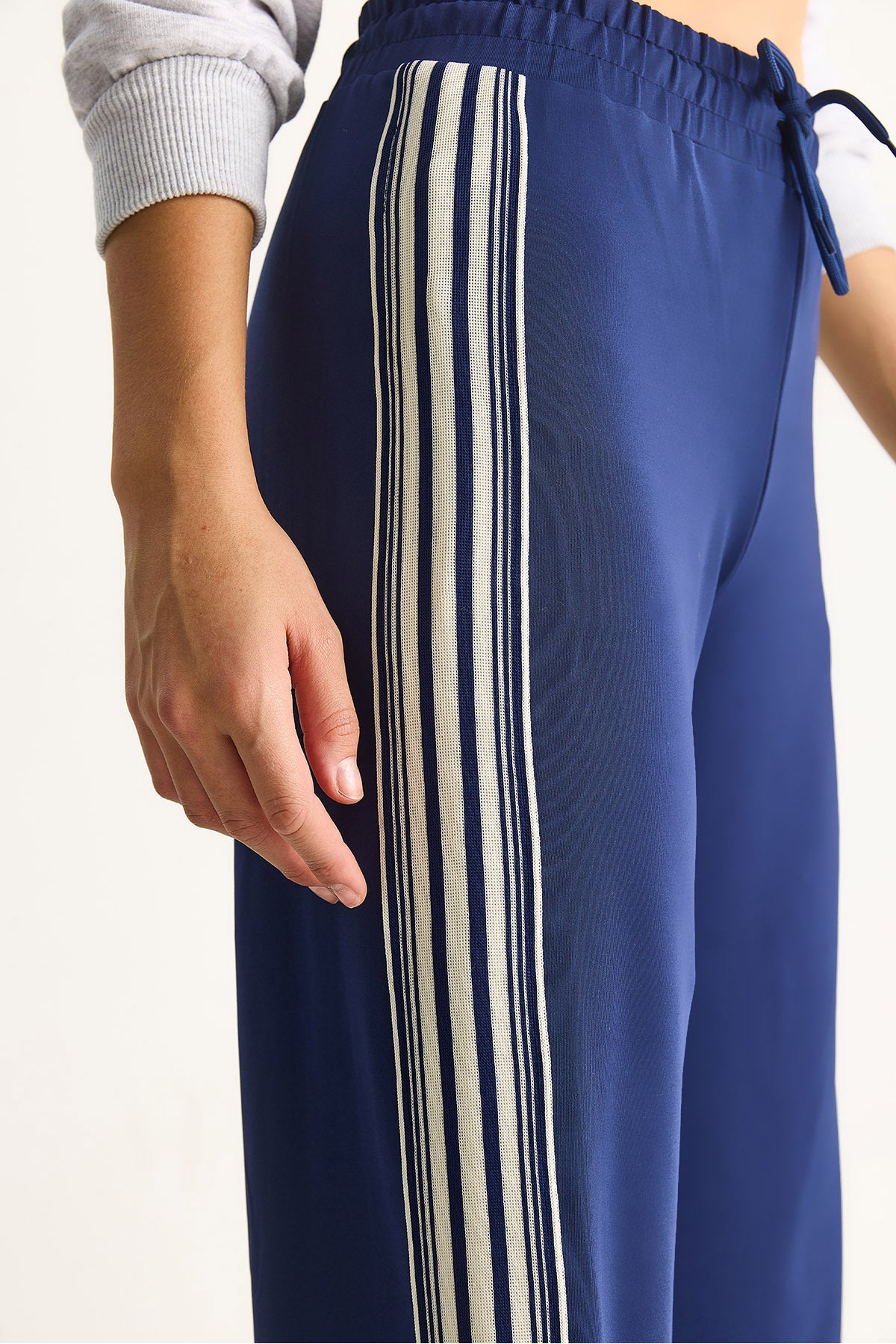 Women's Comfortable Fit Side Stripe Detailed Elastic Waist Soft Textured Sweatpants T006 60283544