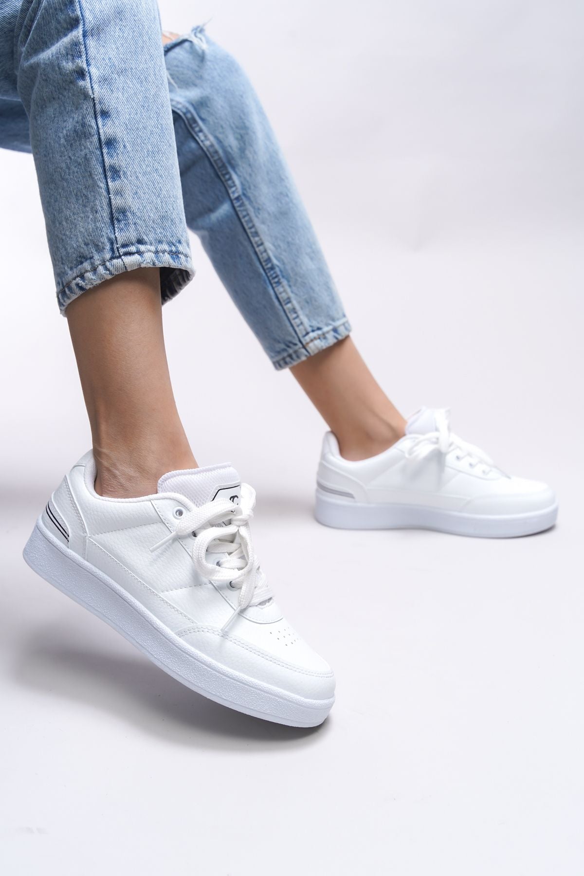 Ghiiogllah Unecisix Sneaker