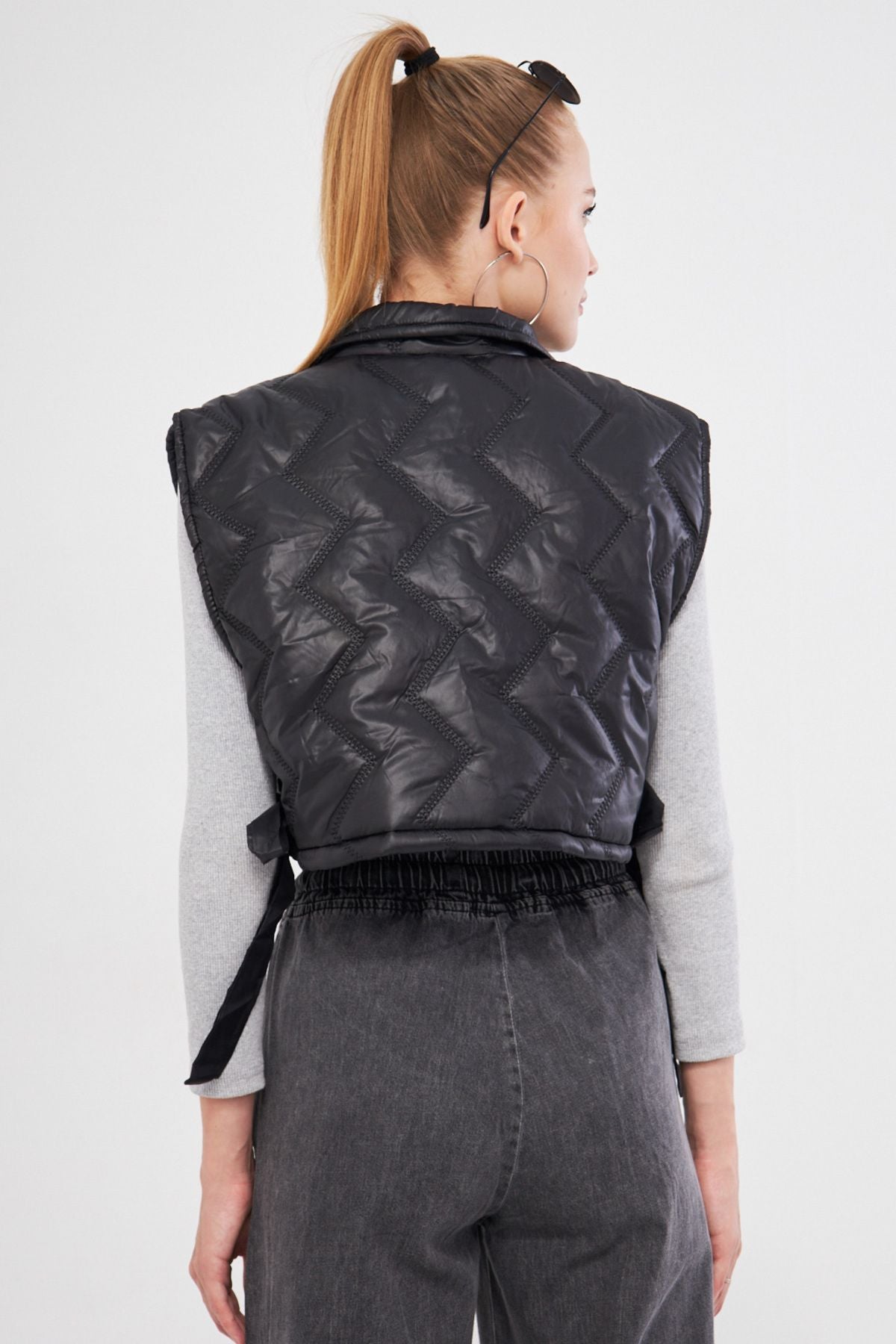 Female Black Sides Connecting Detailed Pocket Crop Vest ARM-25K025007