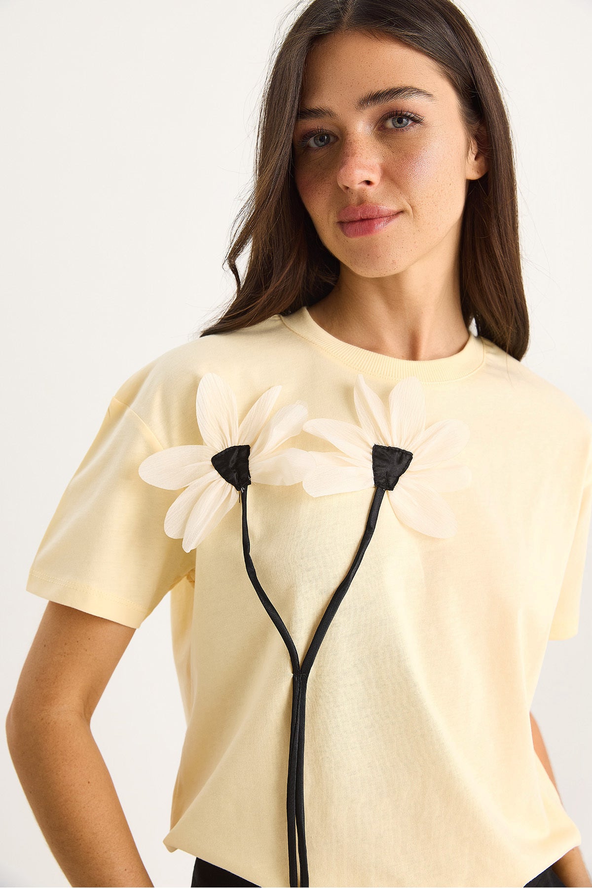 Women's Daisy Accessory Short Sleeve Cotton T-Shirt 60602039