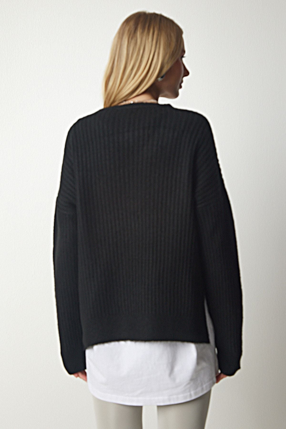 Woman Black V -Neck textured knitwear sweater pf00011