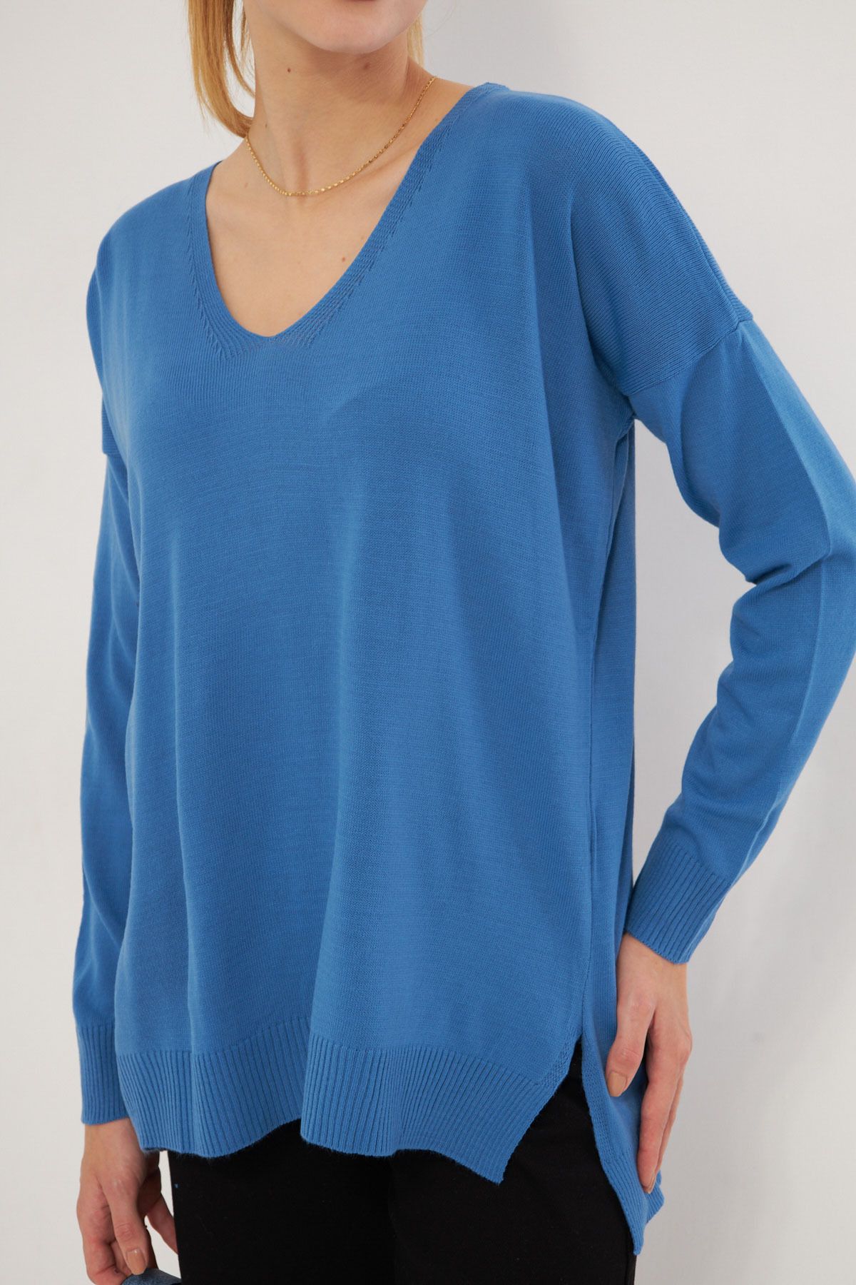 Women's Blue V-Neck front short back long knitwear sweater ARM-22Y012013