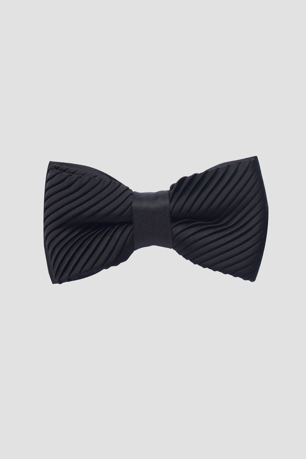 Men's black pleated bow tie