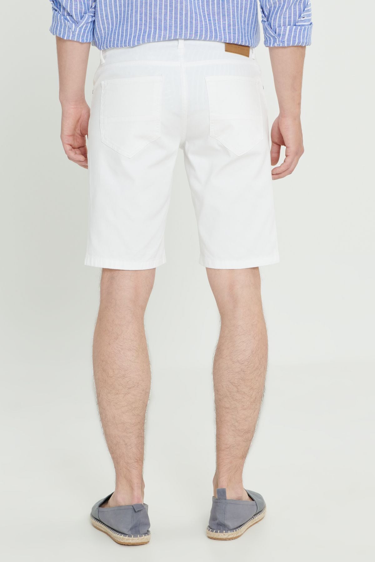 Men's white slim fit narrow cutting side pocket with wafer patterned shorts