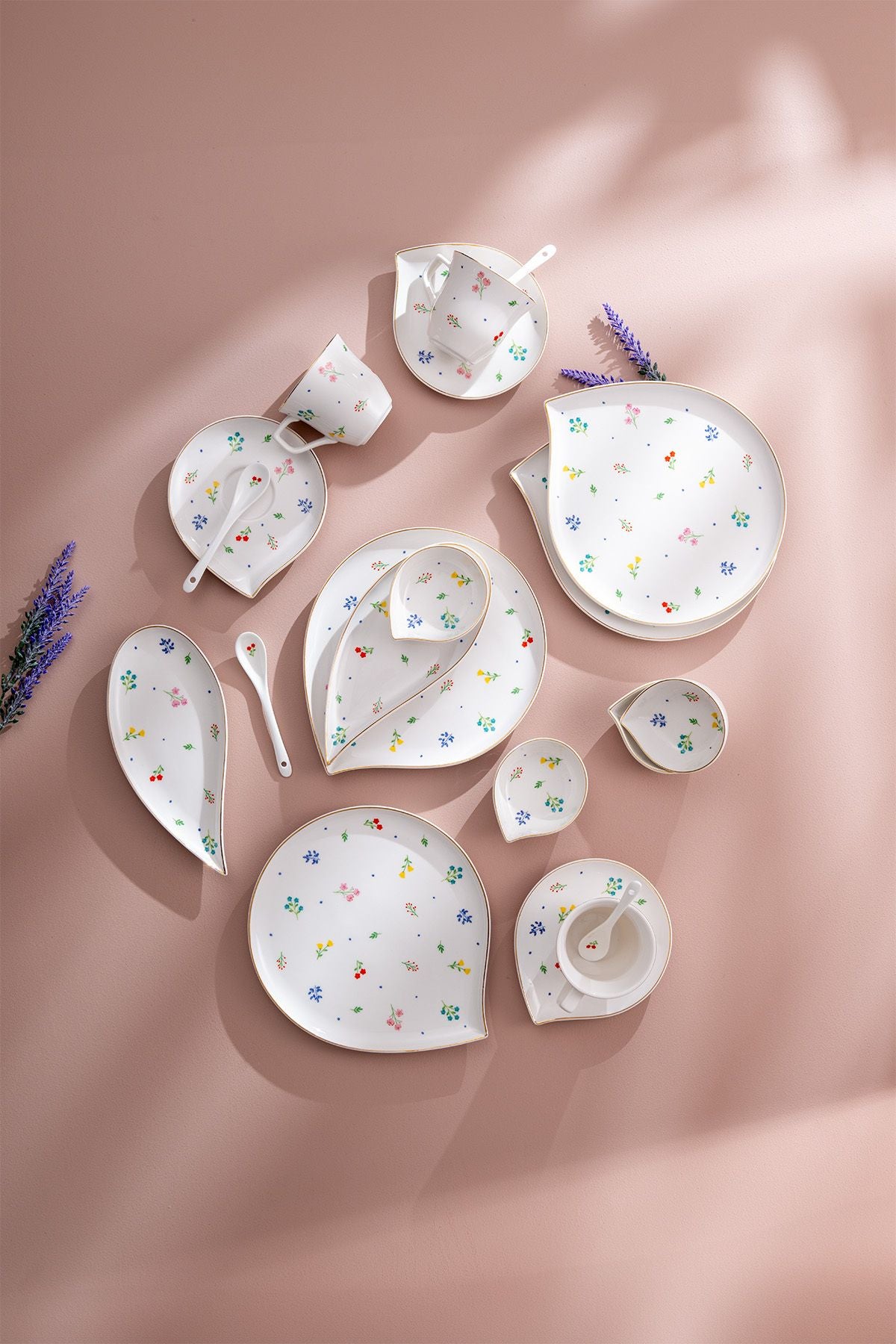 Daisy Porcelain 32 Piece 6 Person Breakfast Set