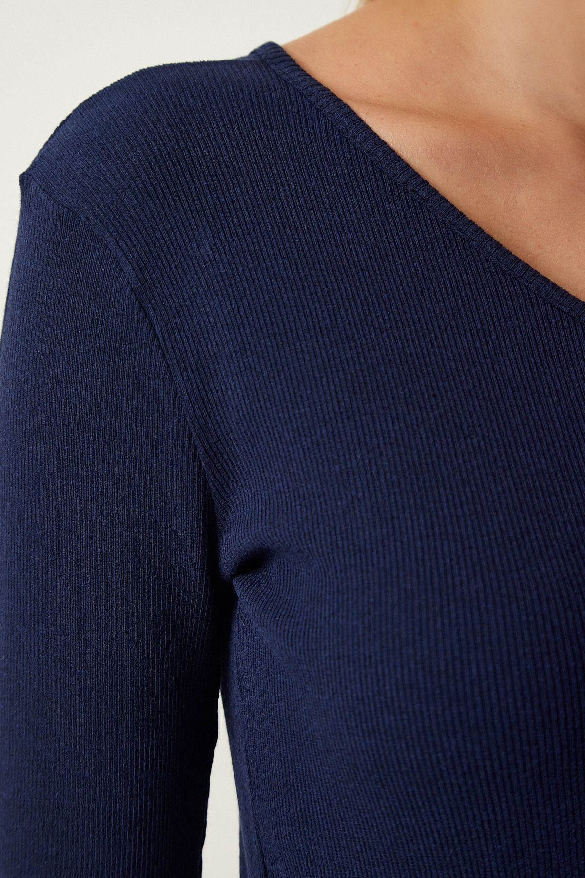 Woman Navy blue open shoulder wick knitted blouse TG00011