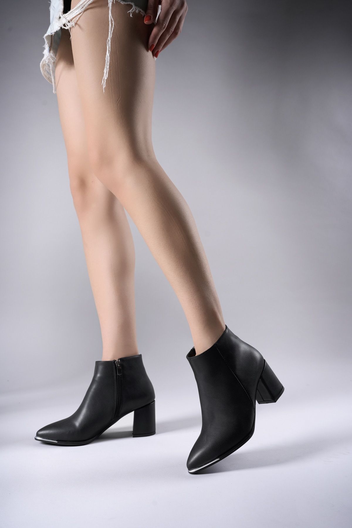 Yalesari Woman Bot 0012860 Black Skin