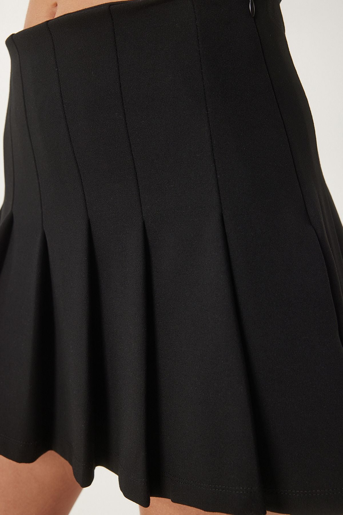 Female black pleated mini -knitted skirt UB00344