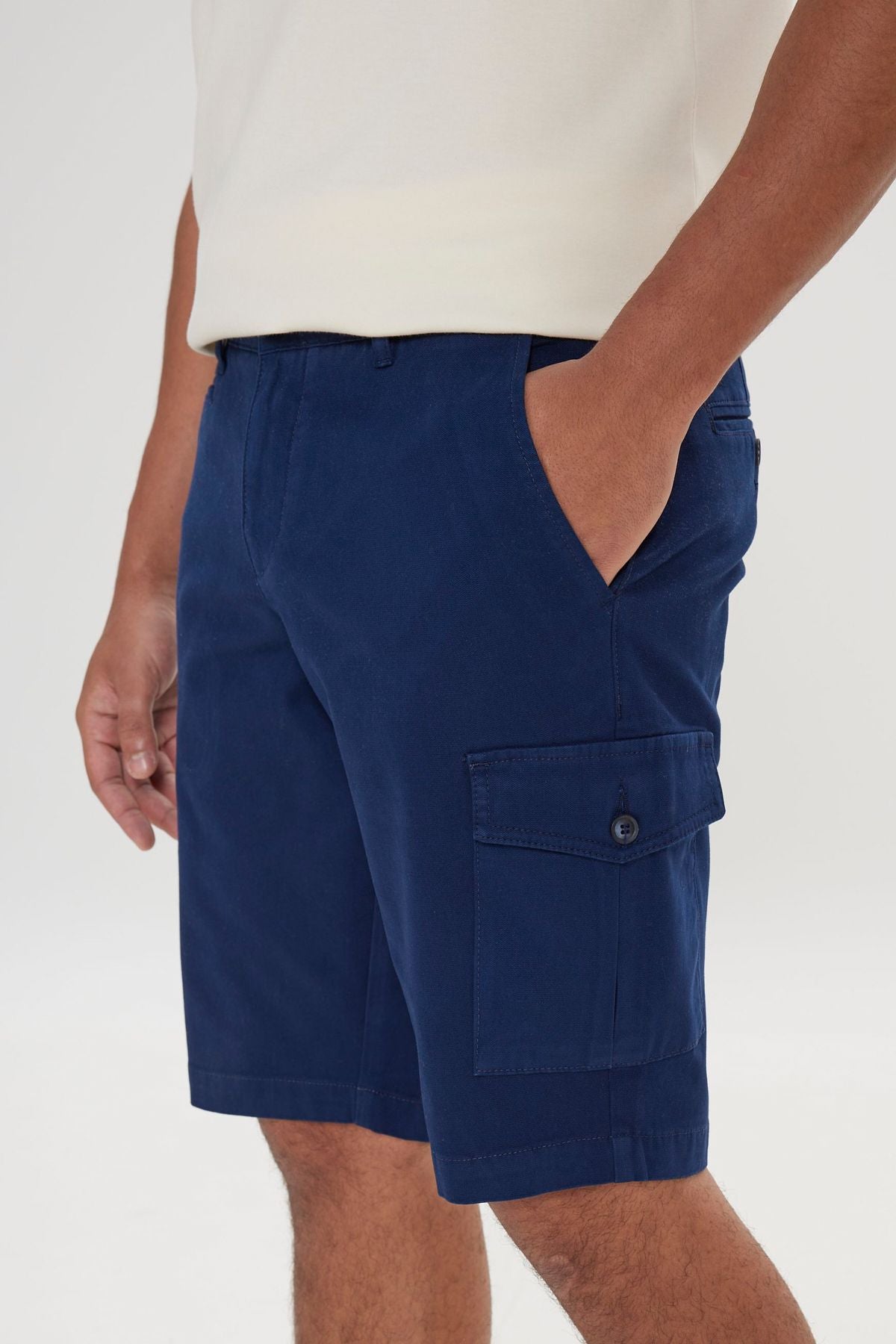 Men's navy blue slim fit narrow cut cotton flexible side pocket shorts