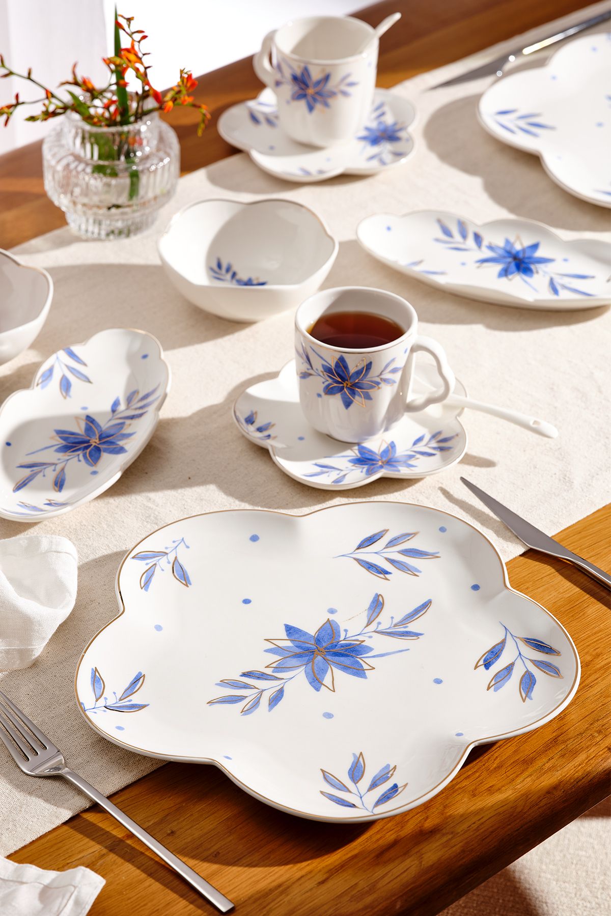 Intense Blue Porcelain 32 Piece 6 Person Breakfast / Service Set