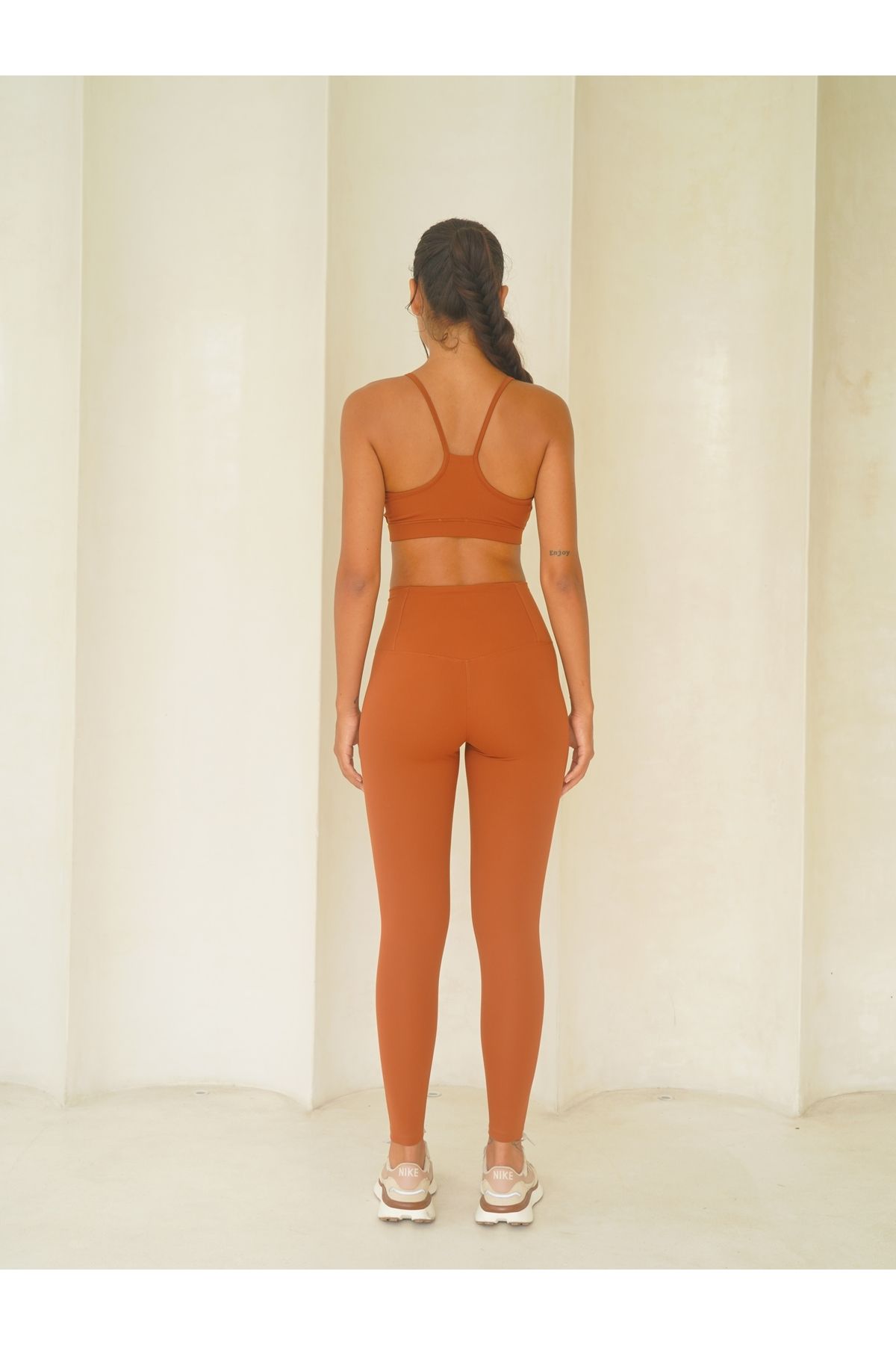 Cinnamon tights at the fold wrist level