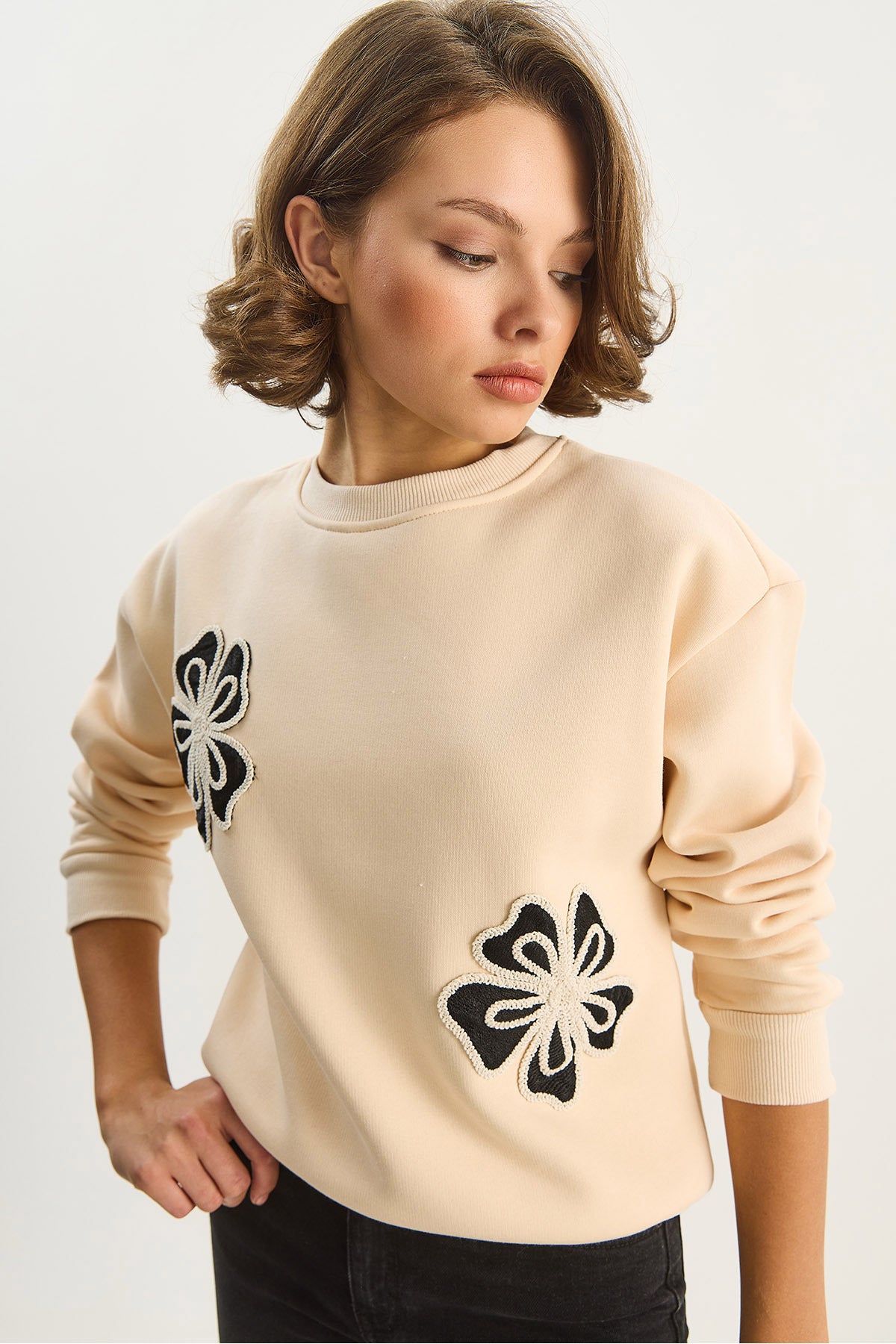Women's Crew Neck Floral Embroidered Three Thread Raised Sweatshirt 60601045