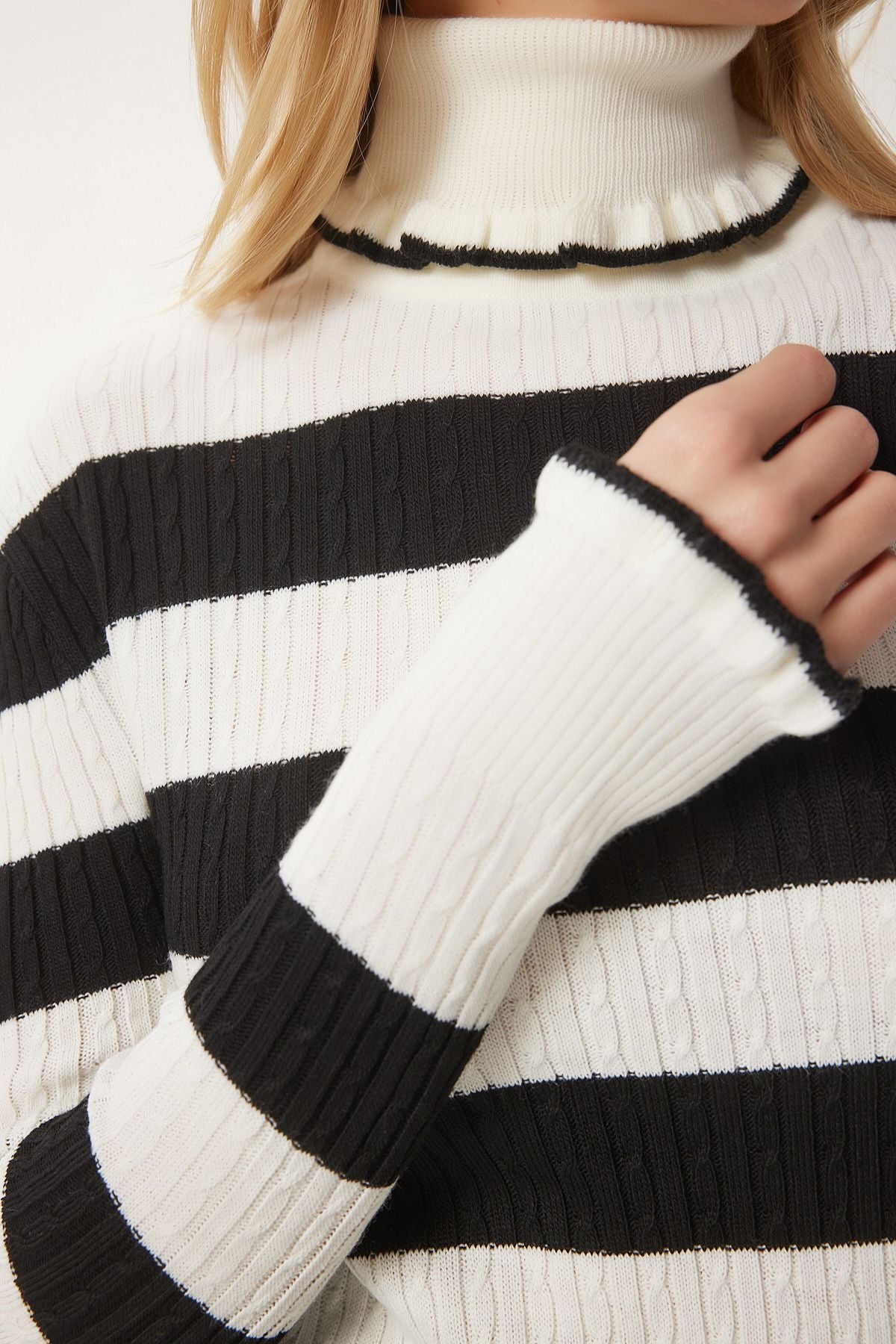 WOMEN ECRU Black Fisherman Yaka Ruffled Triko Sweater DD01269