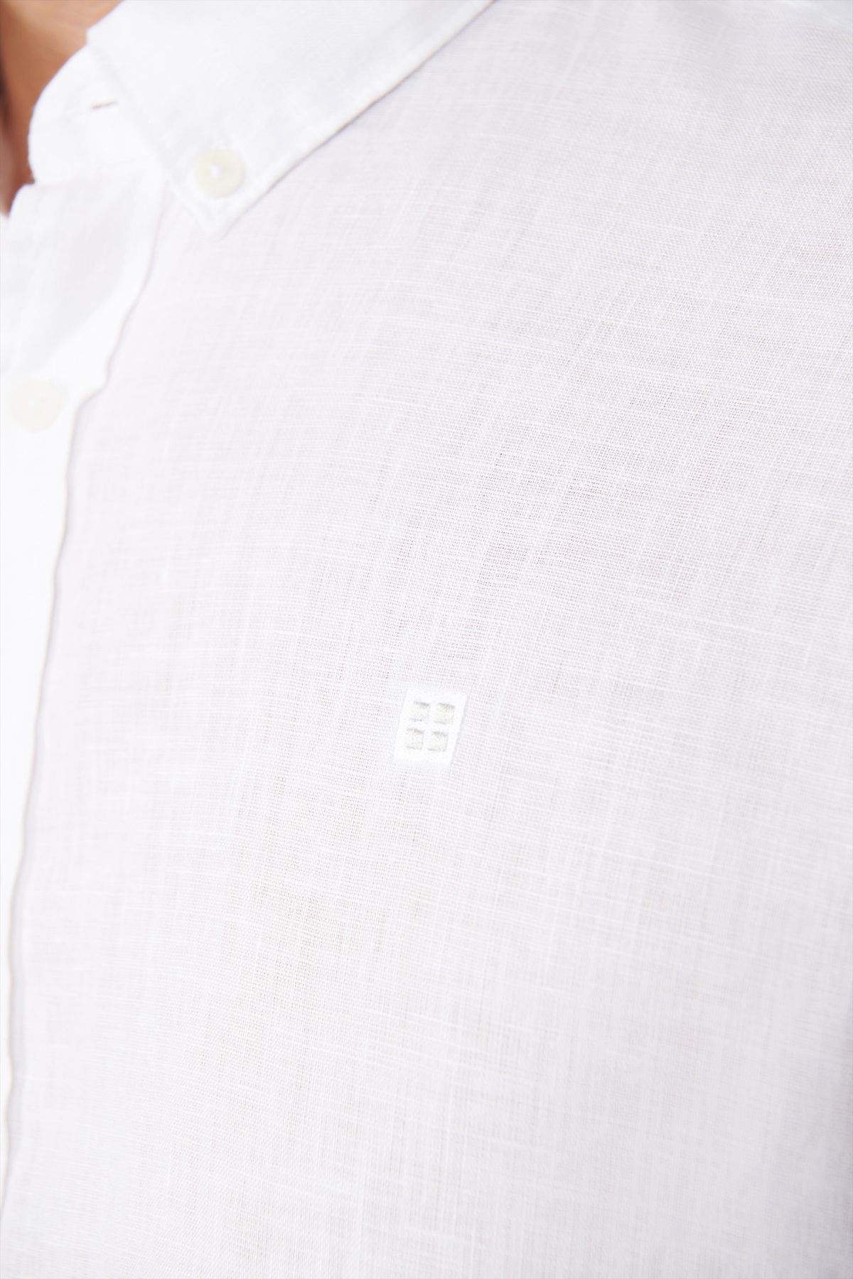 Men's white 100 %linen buttoned collar shirt B002191