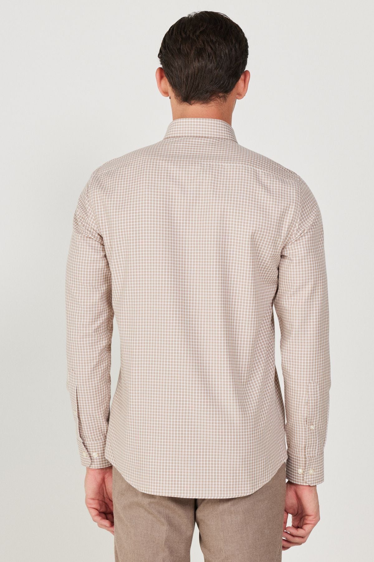 Men's beige-white slim fit narrow cut buttoned collar cotton checkered shirt
