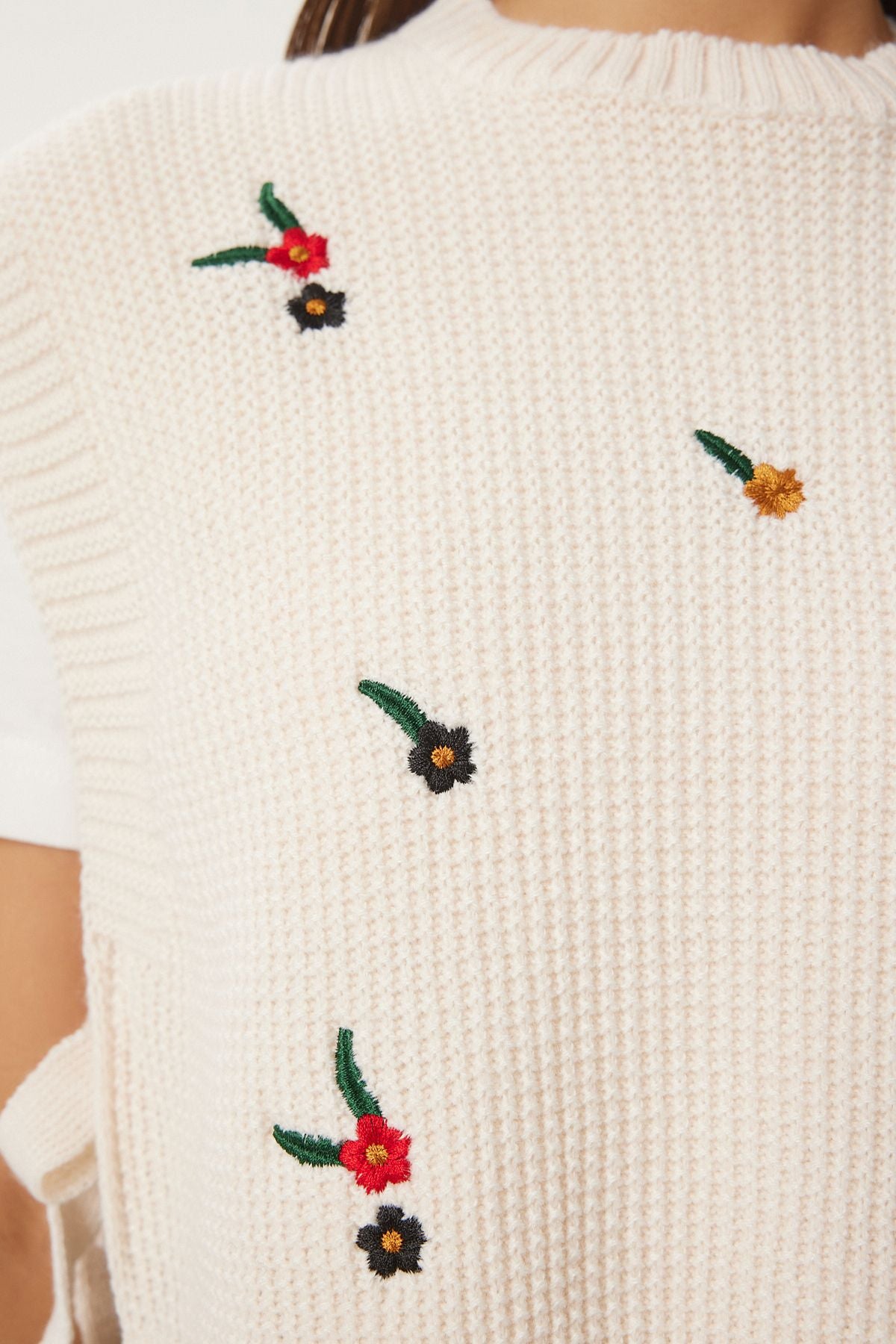 Women's Cream Flower Embroidered Crop Knitwear Süvemeter KG00013