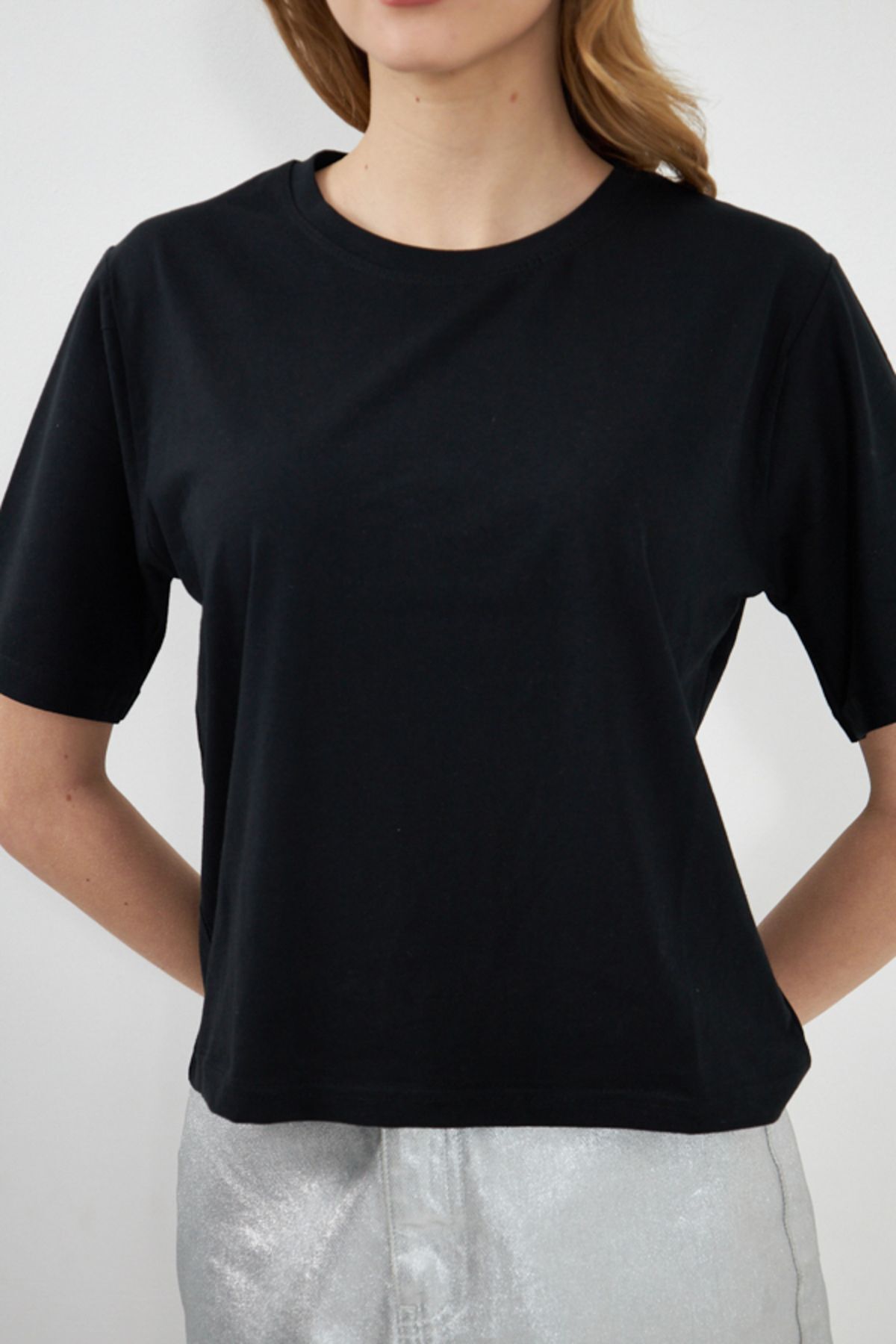 Woman Black Oversize Crop T-Shirt ARM-24Y024010