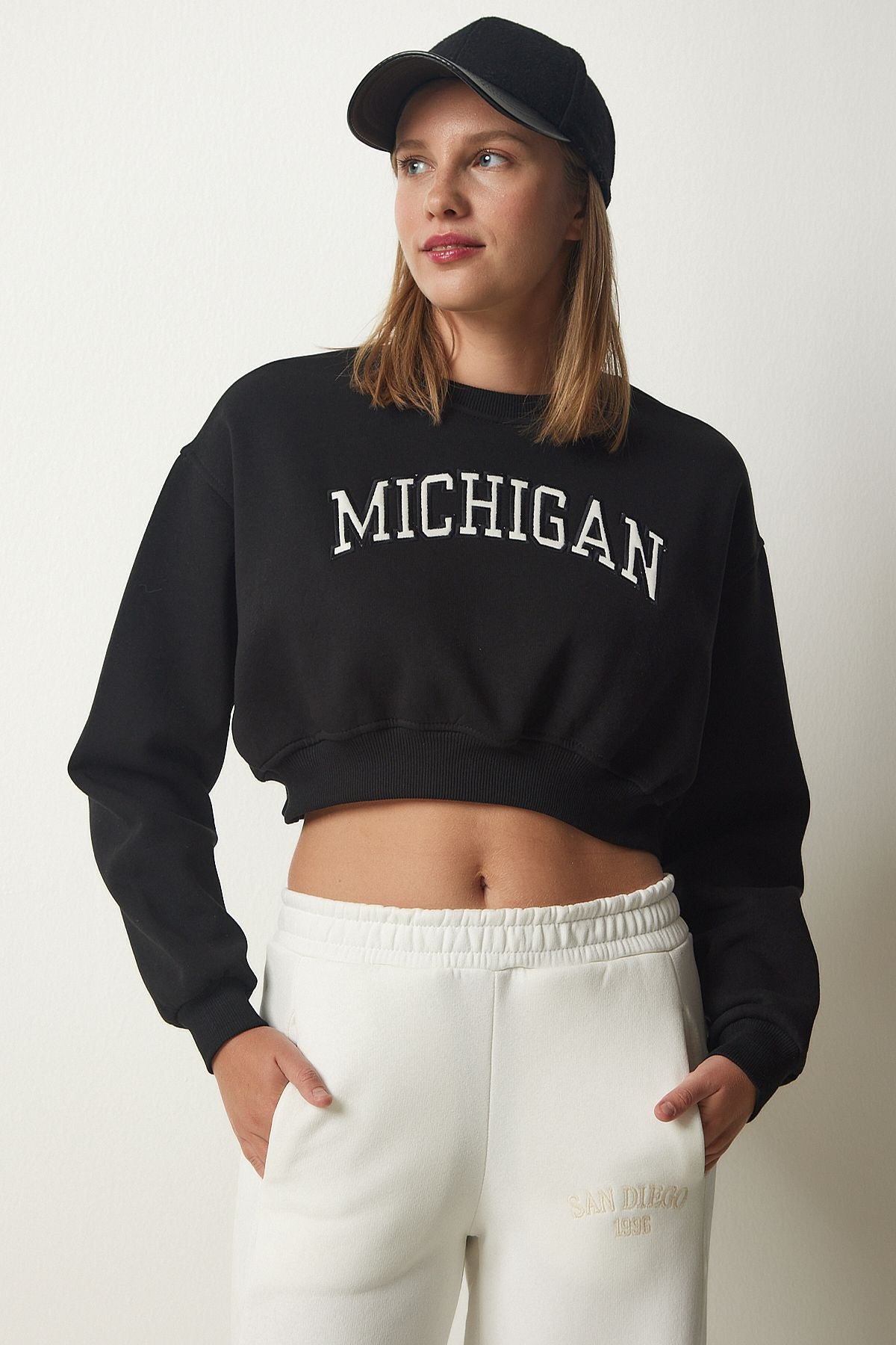 Female Black Printed Crop Knitting Sweatshirt HF00443