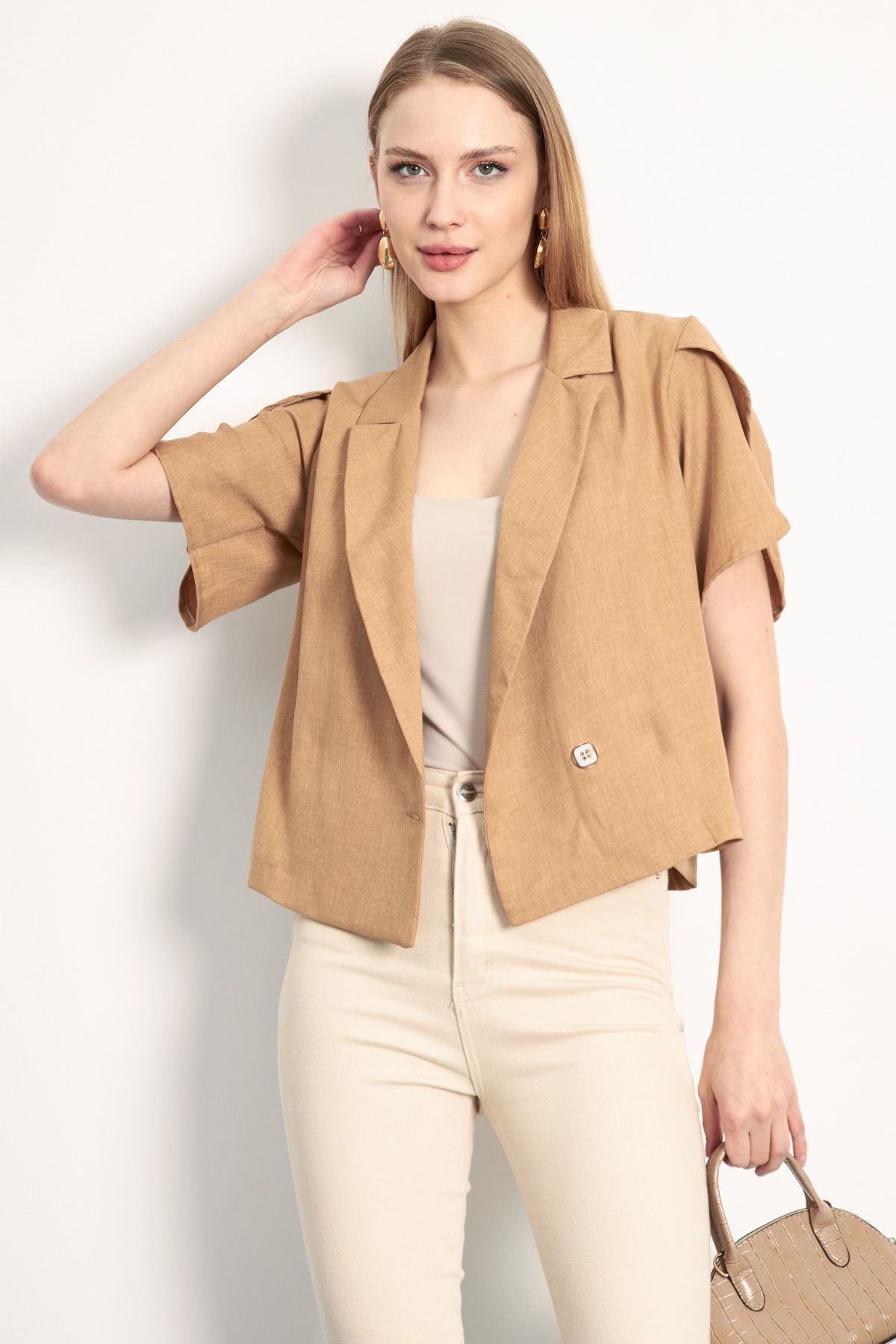 WOMEN'S CAMEL ARM SUSTMAC DETAILED CROP SHORT SOLD JACKET ARM-24Y001048