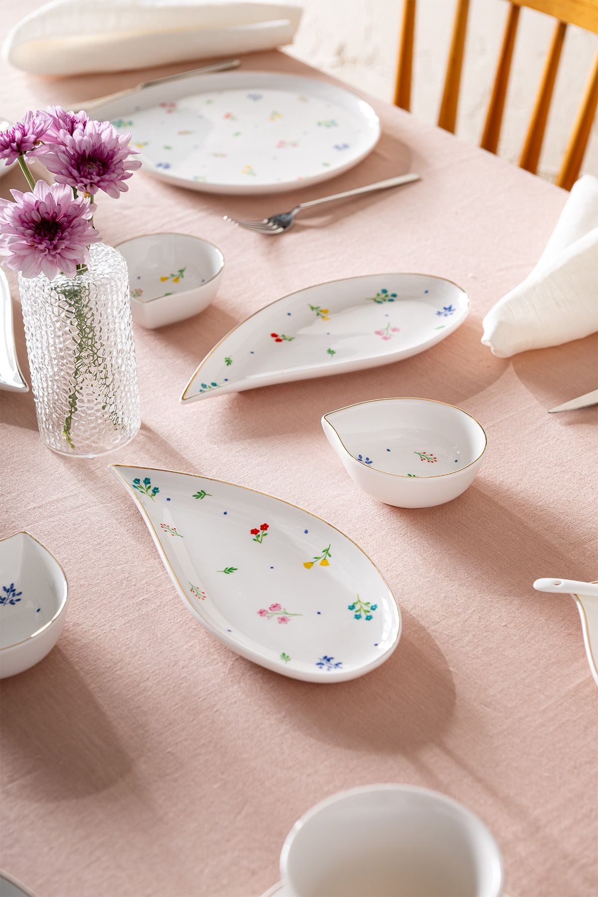 Daisy Porcelain 32 Piece 6 Person Breakfast Set