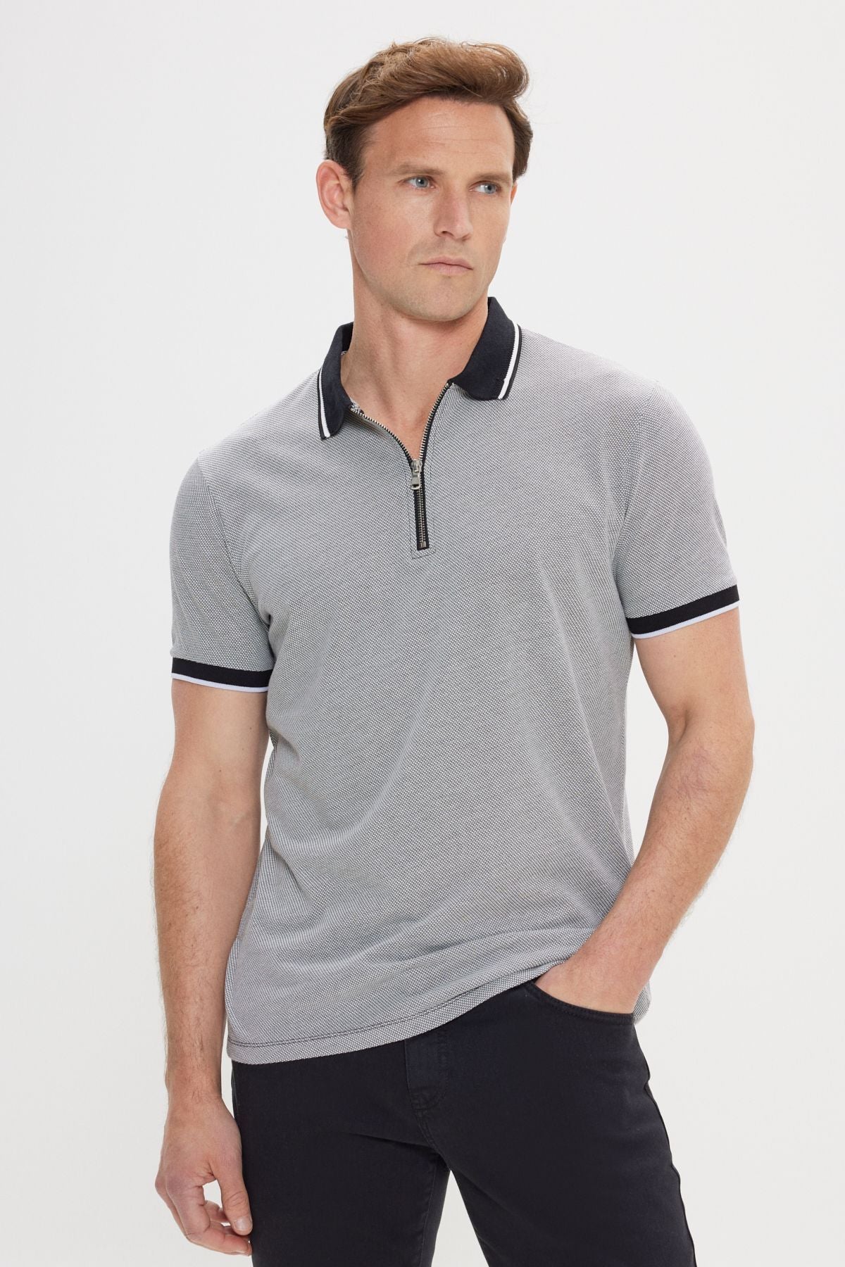 Men's black-and-white slim fit narrow cut cotton patterned polo collar t-shirt